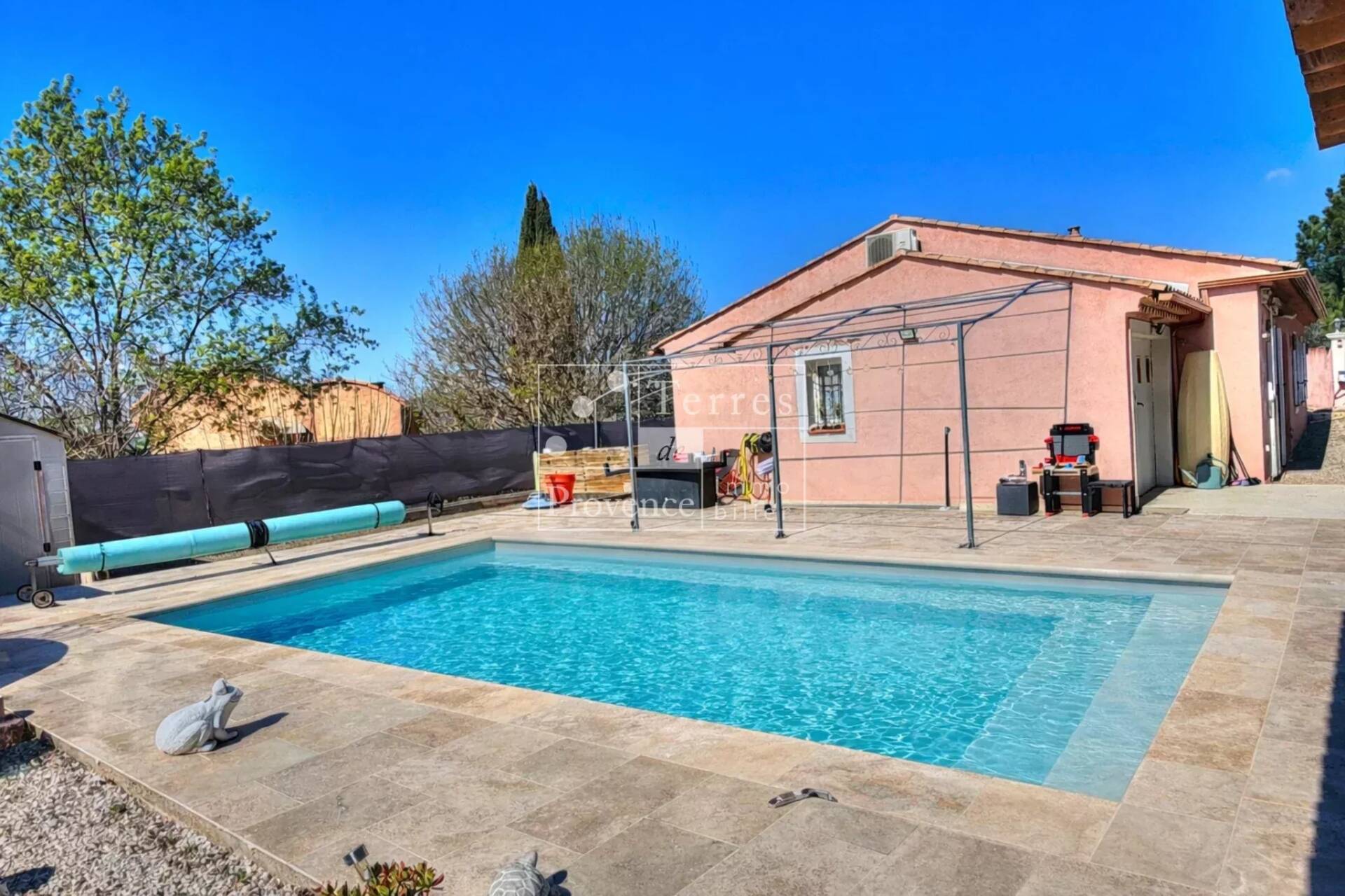 Villa de plain-pied avec piscine, à deux pas du village de Villecroze