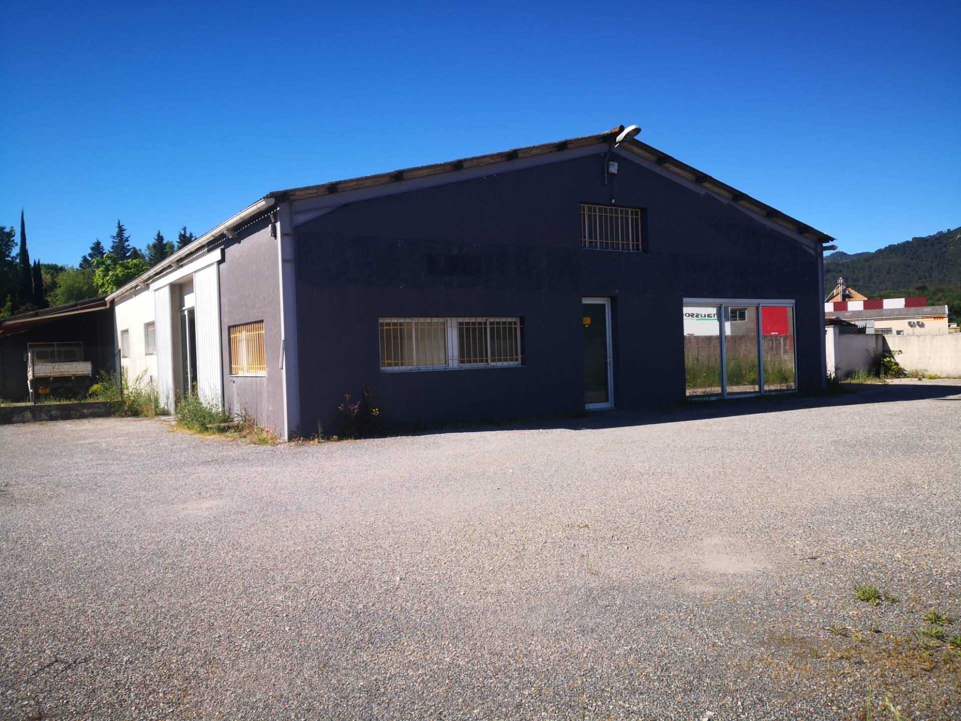 Brignoles – Local d’activités 275 m² + 700 m² terrain clos – Loyer 2 900 € HT – Idéal Artisanat / BTP