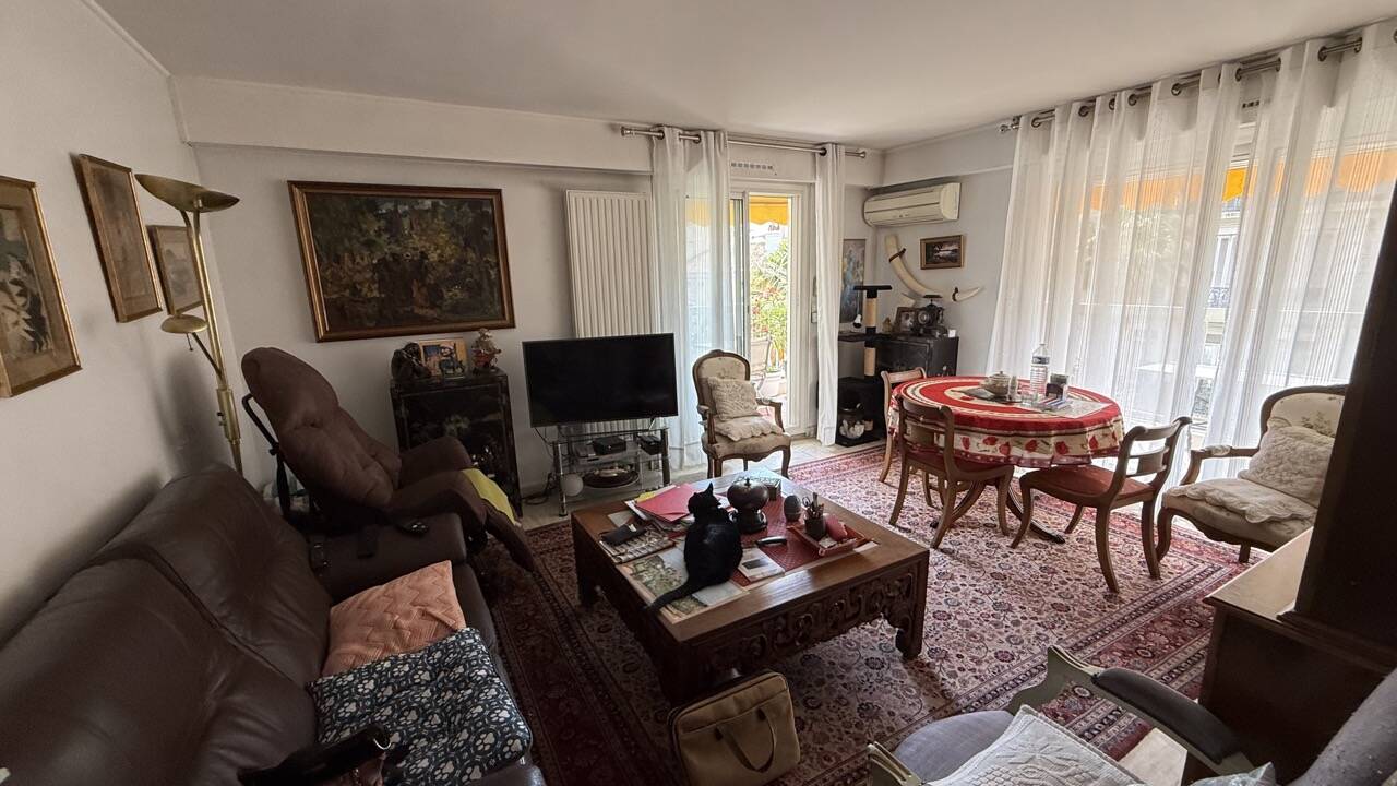 Viager Occupé Toulon Colbert - Appartement F4 80m² Terrasse - Bouquet 182 000€ Rente 1000€ - Femme de 89 ans