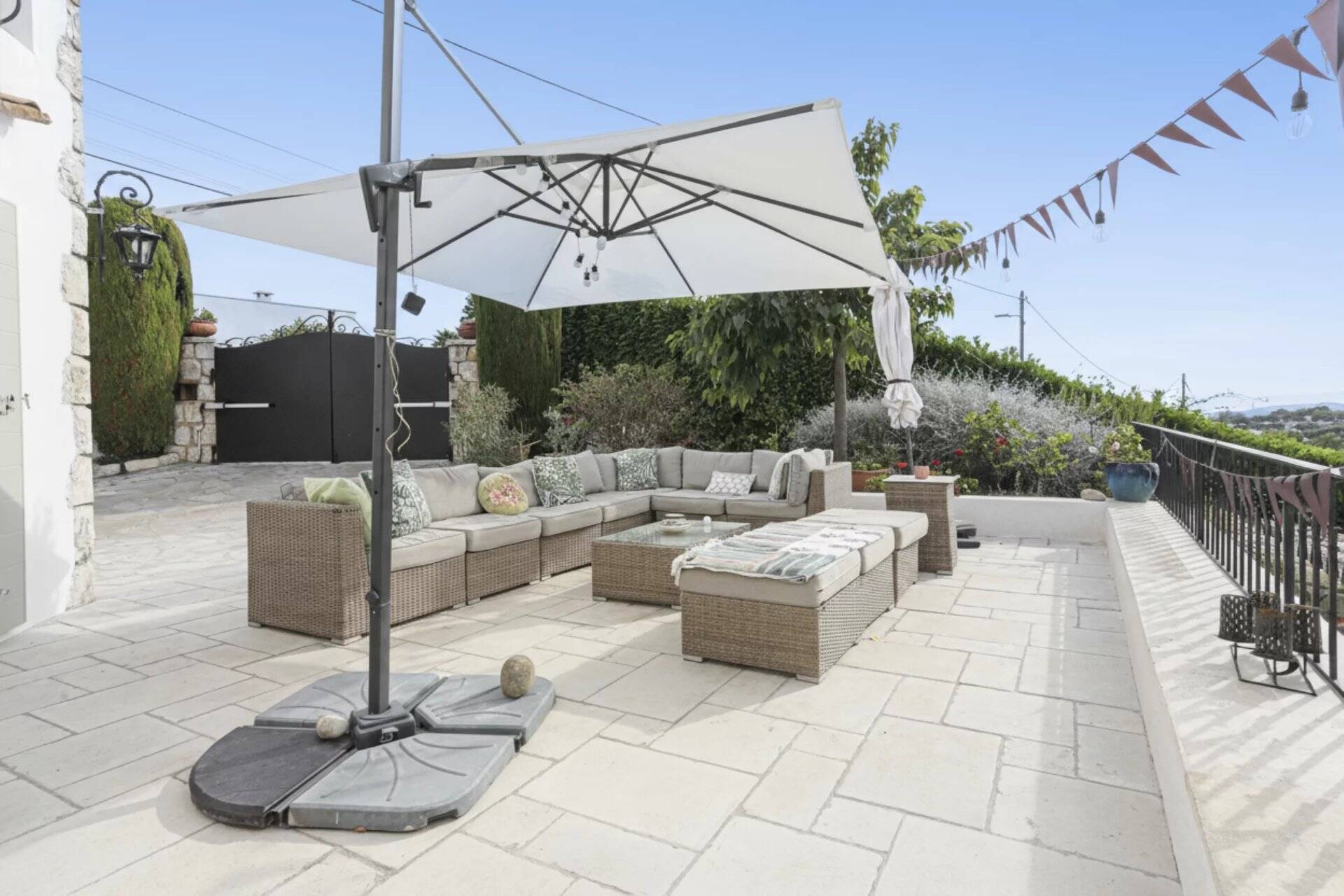 Maison  - 5 pièces  - 326.0 m² -  1 380 000 € - À vendre 