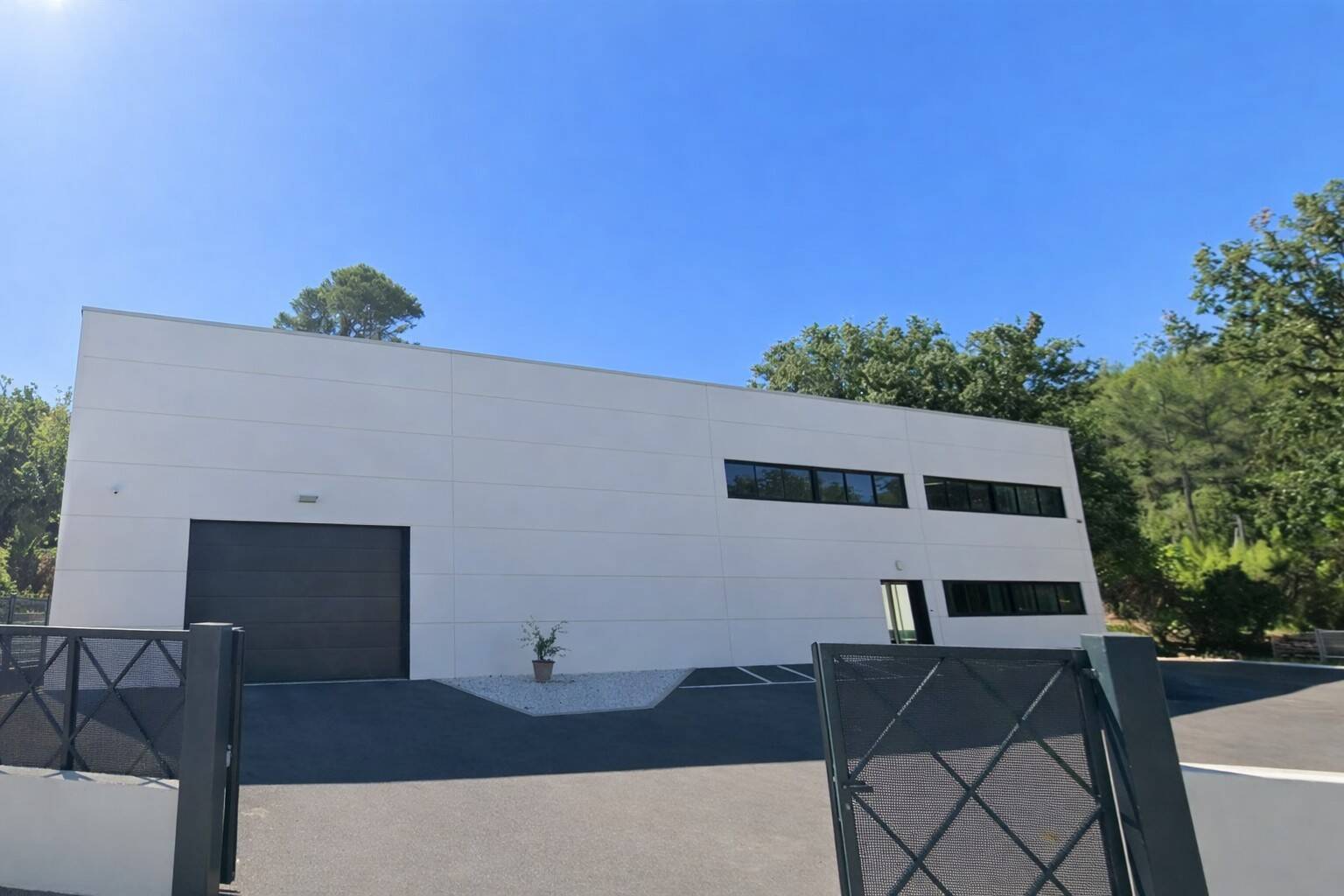 Local d’activité récent de 1 015 m² à Hyères – Zone Saint‑Martin