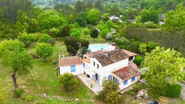 Villa à l'esprit provençal avec piscine sur 4000m² de terrain.