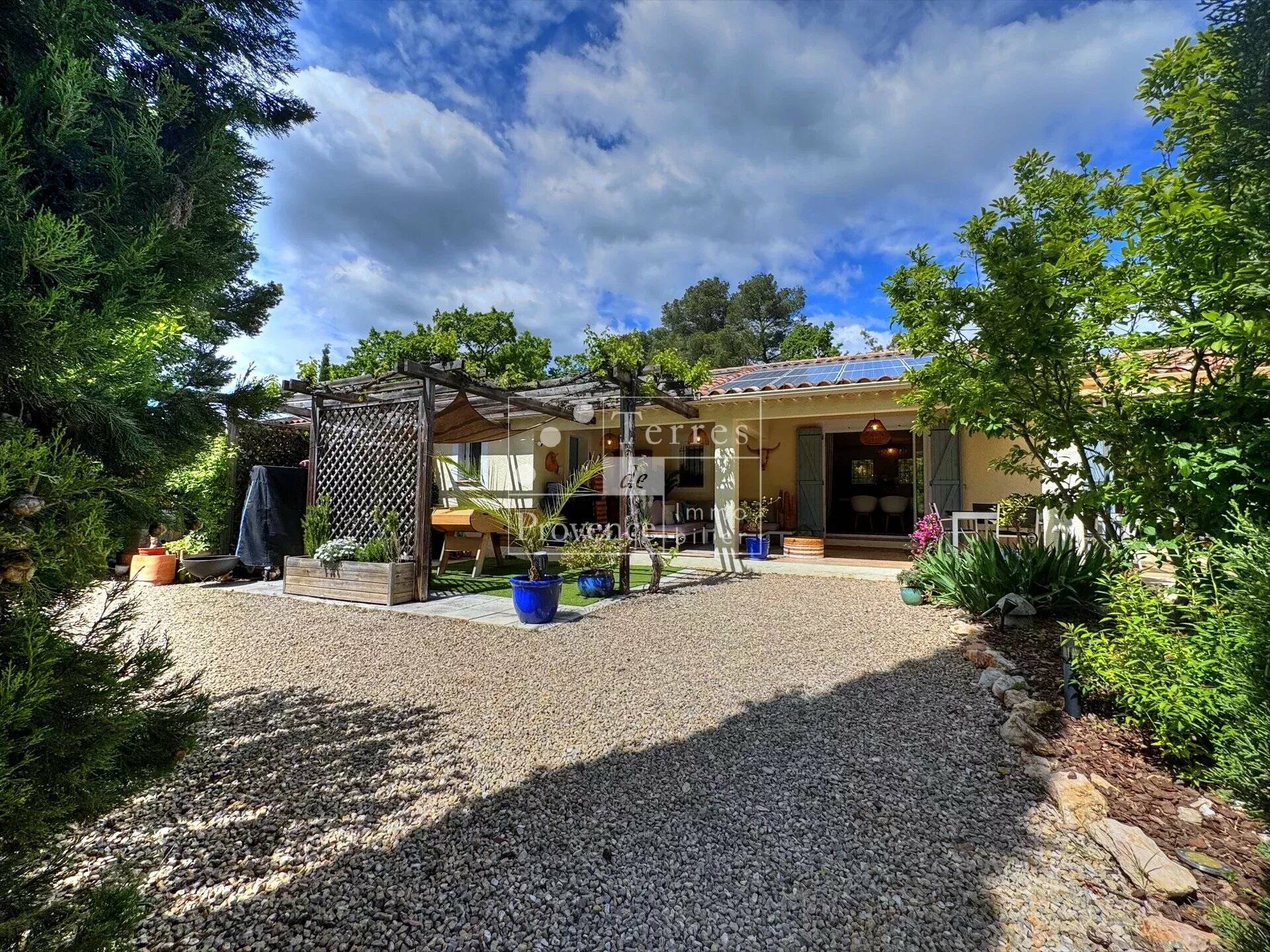 À vendre à Aups – Villa de charme avec piscine & gîtes indépendants !