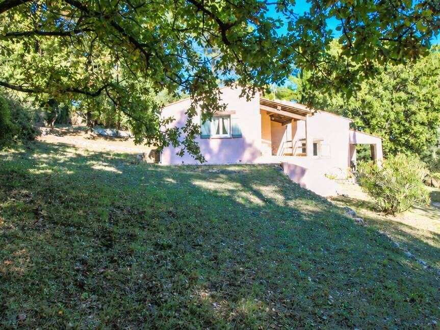 Villa sur 2190m² à Figanières.