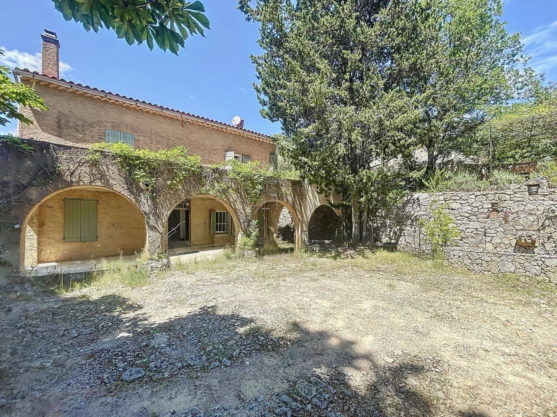 Domaine à Barjols – Maison, Dépendances, Piscine et Champ d’Oliviers sur 3,6 ha
