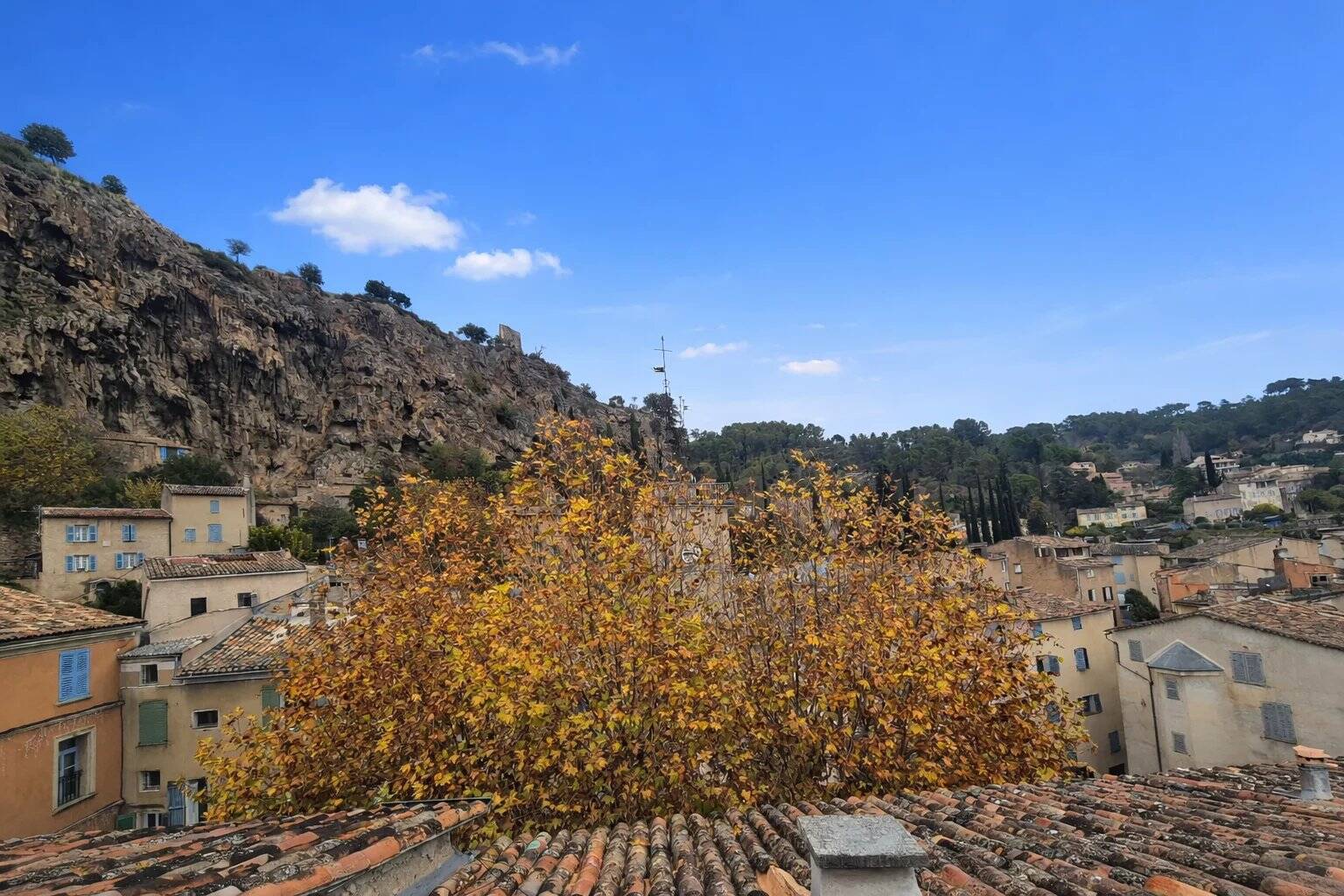 COTIGNAC Vue exceptionnelle pour ce duplex + studio indépendant