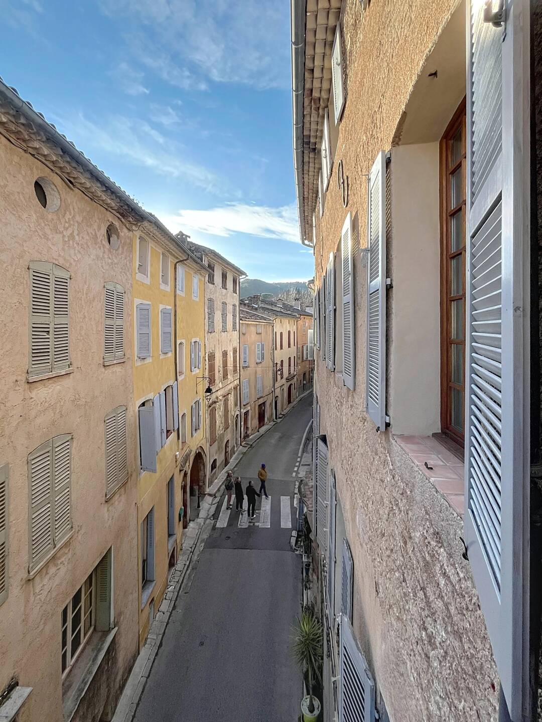 Grande Bâtisse de Charme à Rénover avec Garage, remise et Patecq au coeur de Cotignac