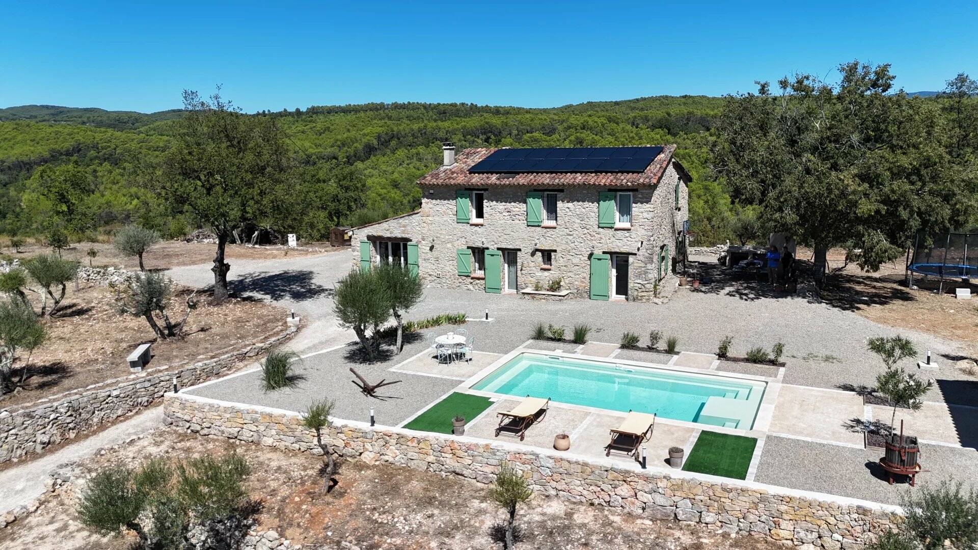 Bastide en pierres sur 22 hectares avec vignoble et oliveraie, proche Cotignac