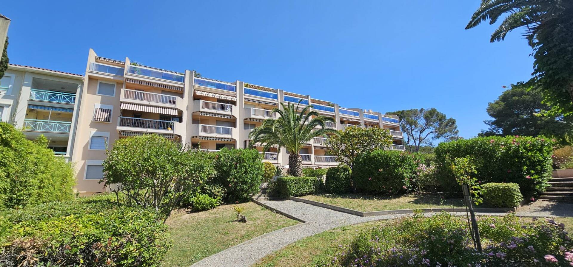 Studio à 2 pas de la plage à Boulouris 83
