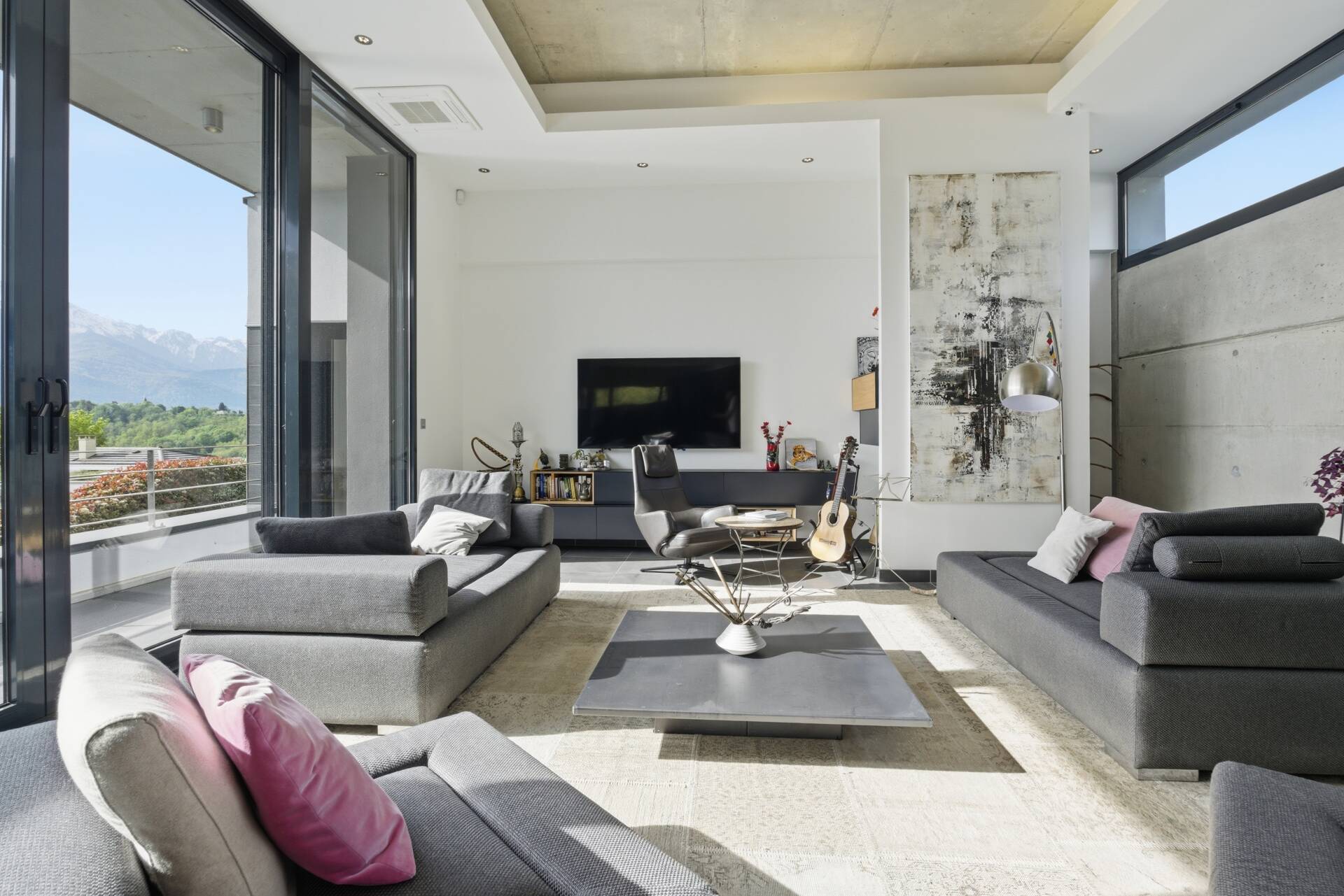 Propriété d'exception de 296 m² environ, au calme , vue sur la chaine de Belledonne.