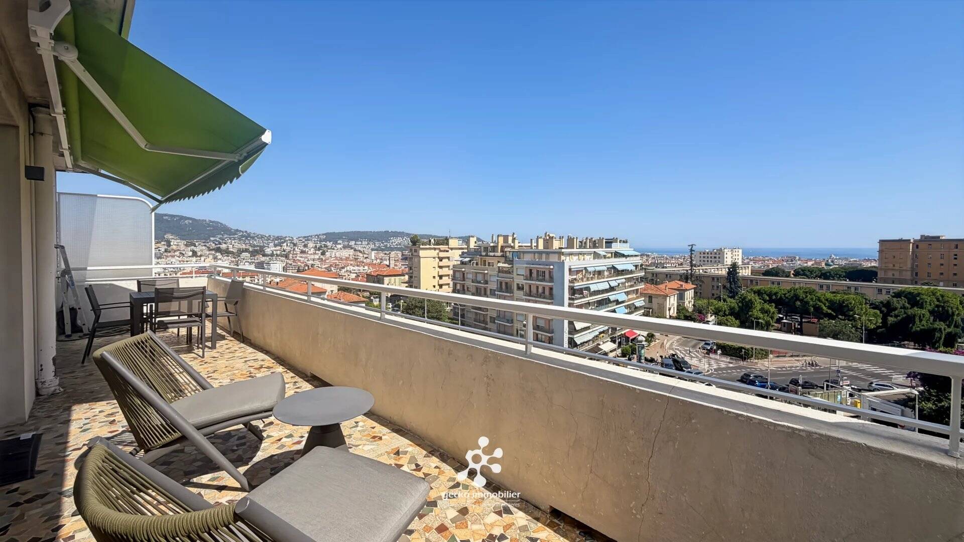 Nice - Parc Impérial - 4 pièces rénové en dernier étage avec 30 m² d’extérieurs et vue mer panoramique.
