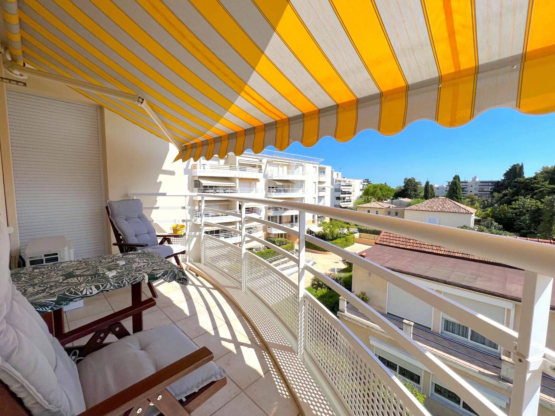 CAGNES SUR MER - Appartement 3 pièces, avec balcon et box fermé