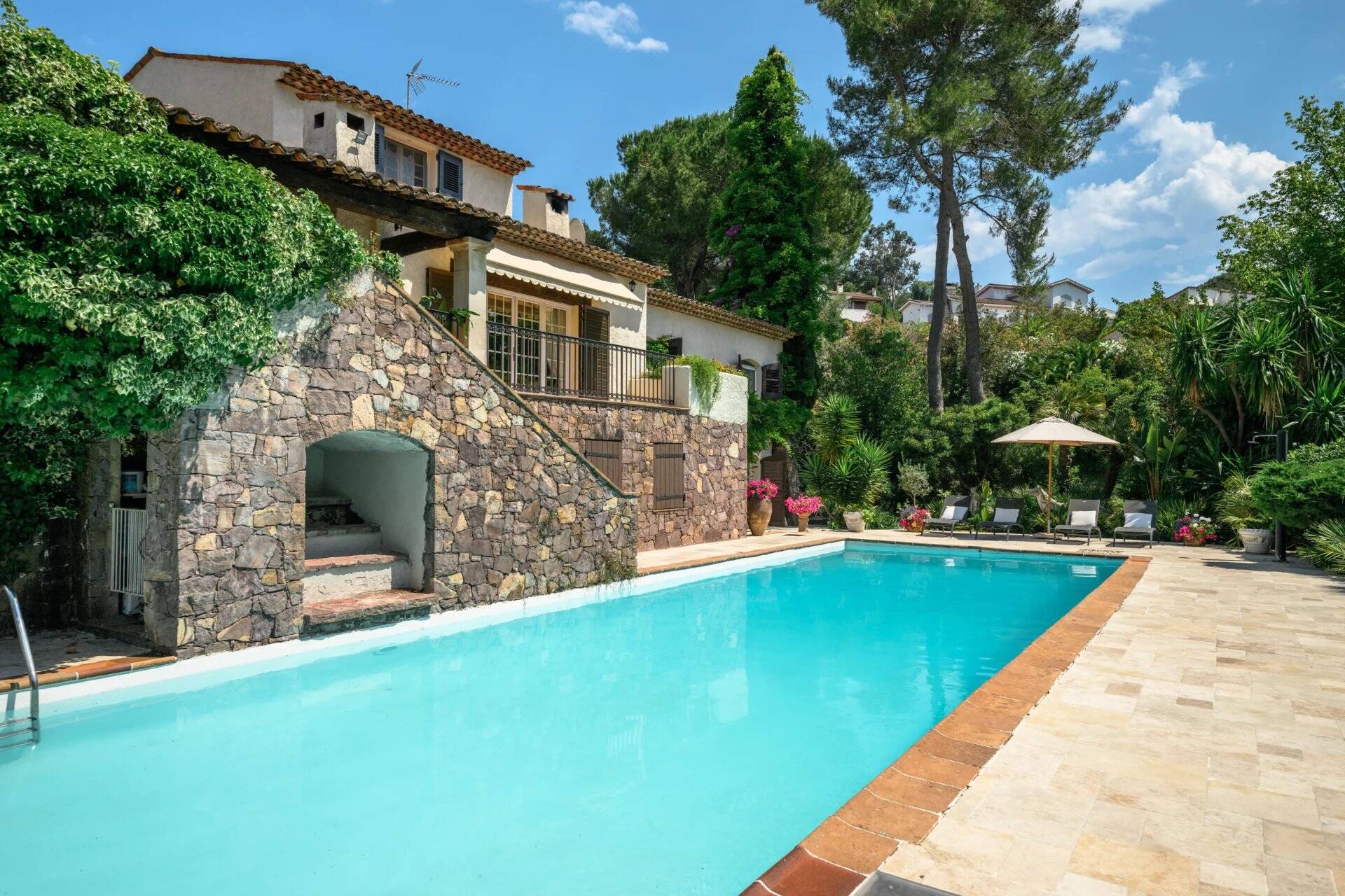 Mandelieu-la-Napoule – Quartier Minelle – Élégante villa provençale avec piscine sur un terrain paysager de 3 500 m²