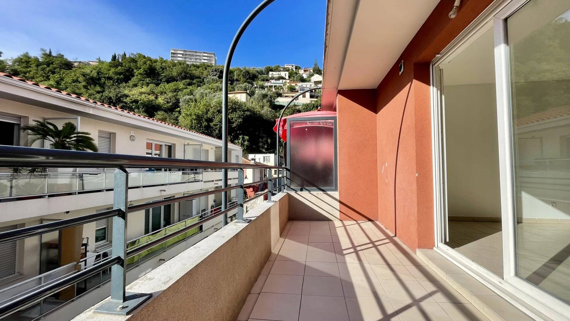 NICE - MADELEINE - Appartement 4 pièces rénové avec terrasse en dernier étage