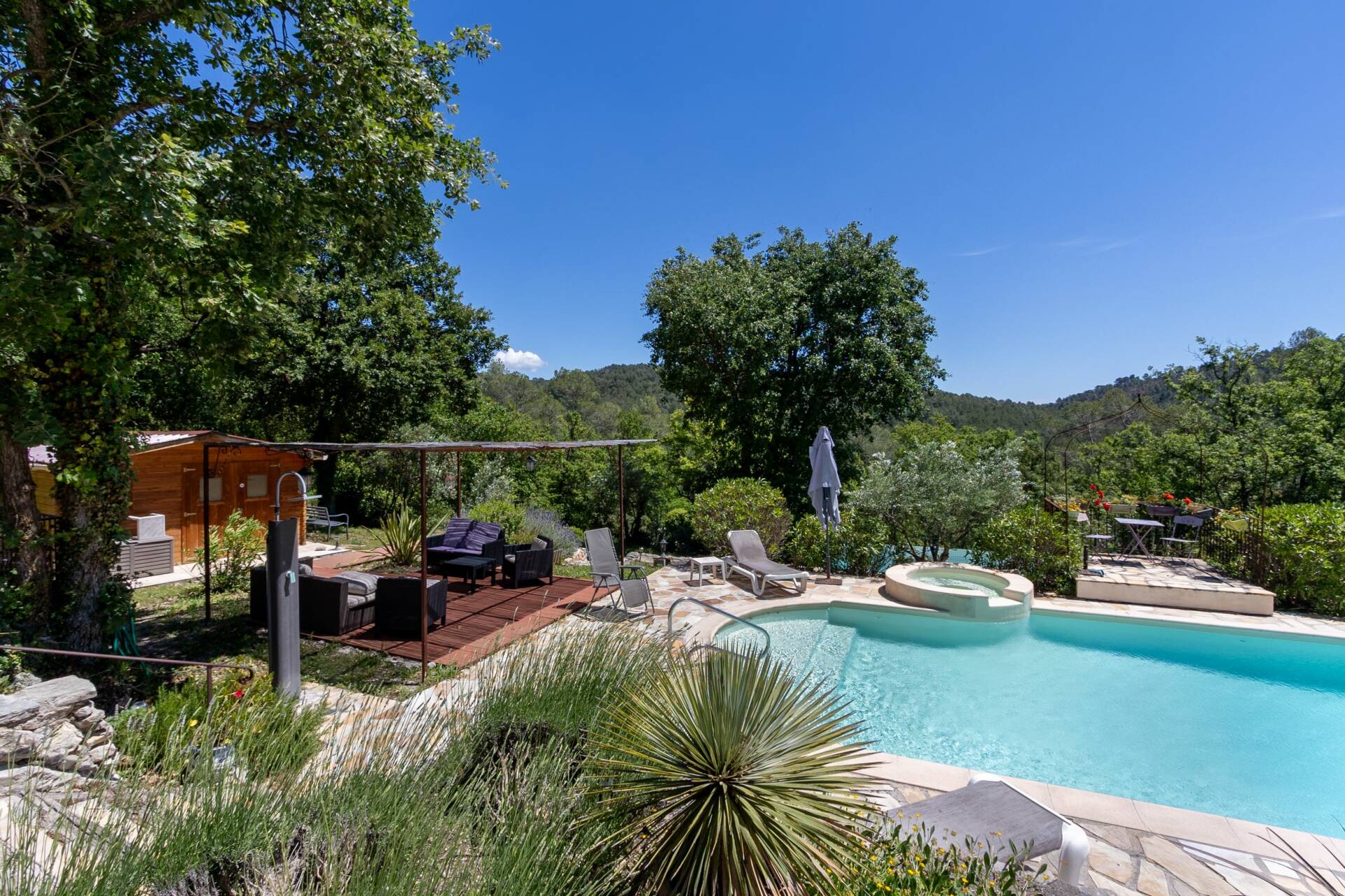 Villa F6  Pleine Nature sur un Terrain de 8000 M2 Viager Occupé Claviers 83830 Var Mr 76 ans et Mme 74 ans