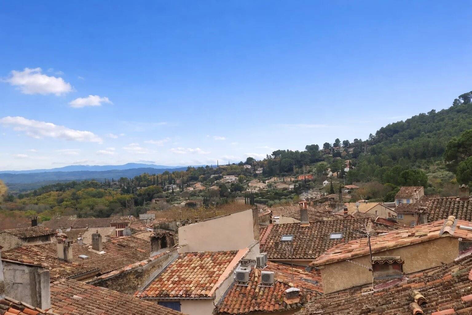 COTIGNAC Vue exceptionnelle pour ce duplex + studio indépendant