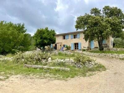 MAS ANCIEN A VENDRE SUR env 4000 m2 COTIGNAC
