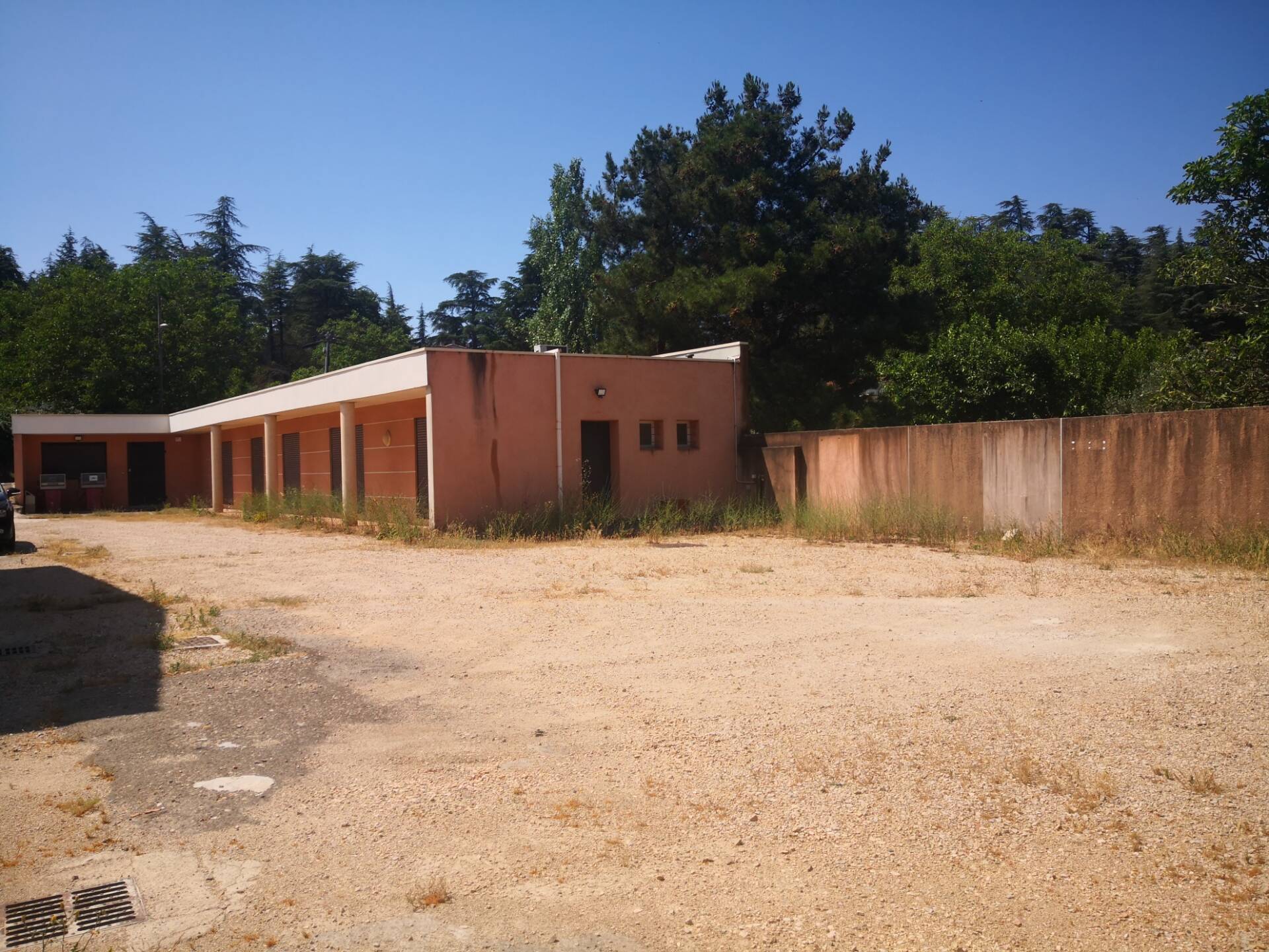 A LOUER SAINT-MAXIMIN Local de 80 à 160 m2 avec parkings