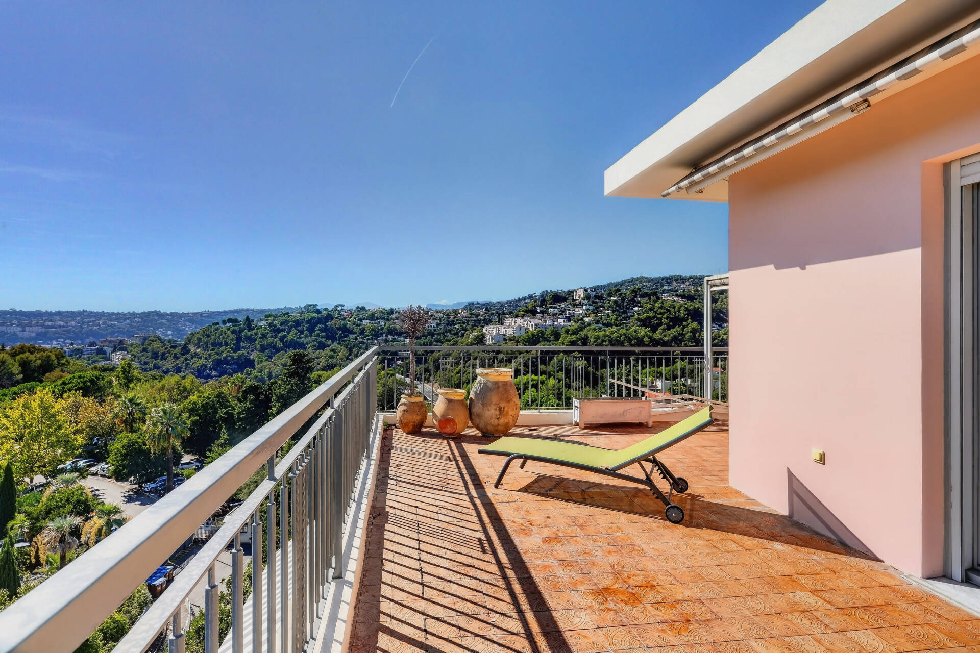 Nice Cimiez - Rare - 2 pièces 57m2 et 90m2 de terrasse au dernier étage d'une résidence de standing