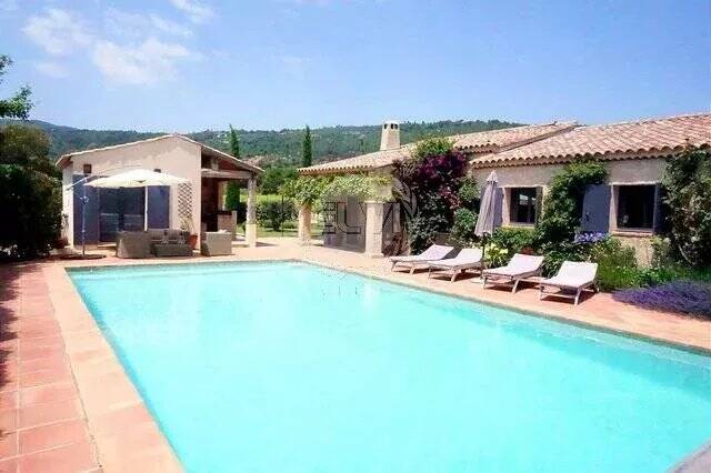 Villa en bordure de vignes à Plan de la Tour