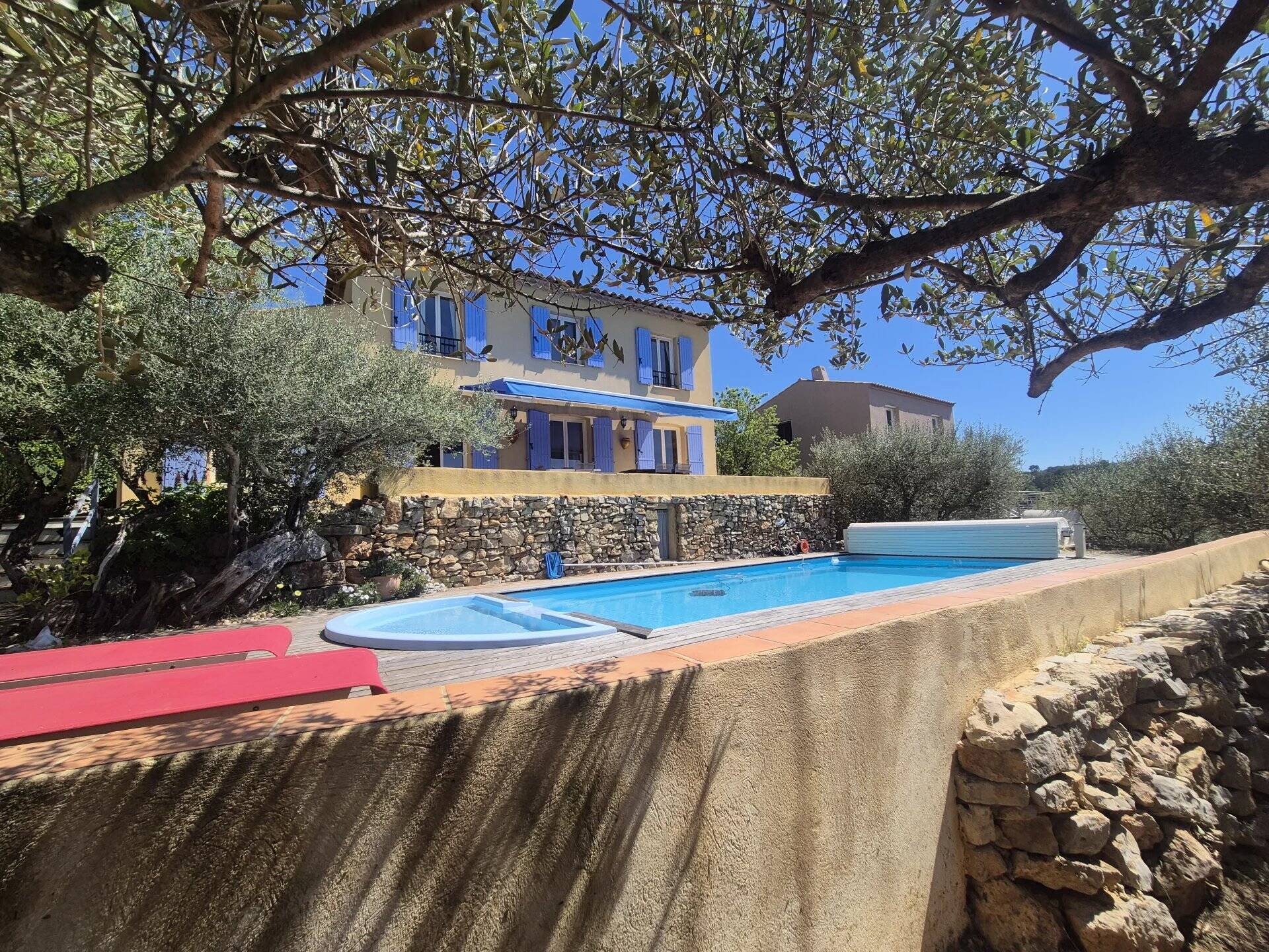CARCES JOLIE VILLA AVEC PISICNE et VUE