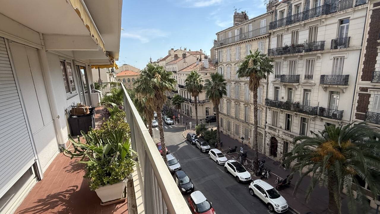 Viager Occupé Toulon Colbert - Appartement F4 88m² Terrasse - Bouquet 182 000€ Rente 1000€ - Femme de 89 ans