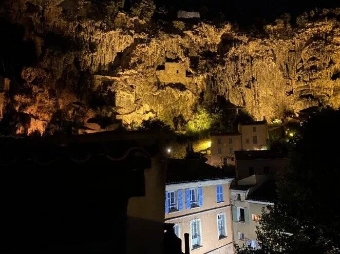 COTIGNAC Vue exceptionnelle pour ce duplex + studio indépendant