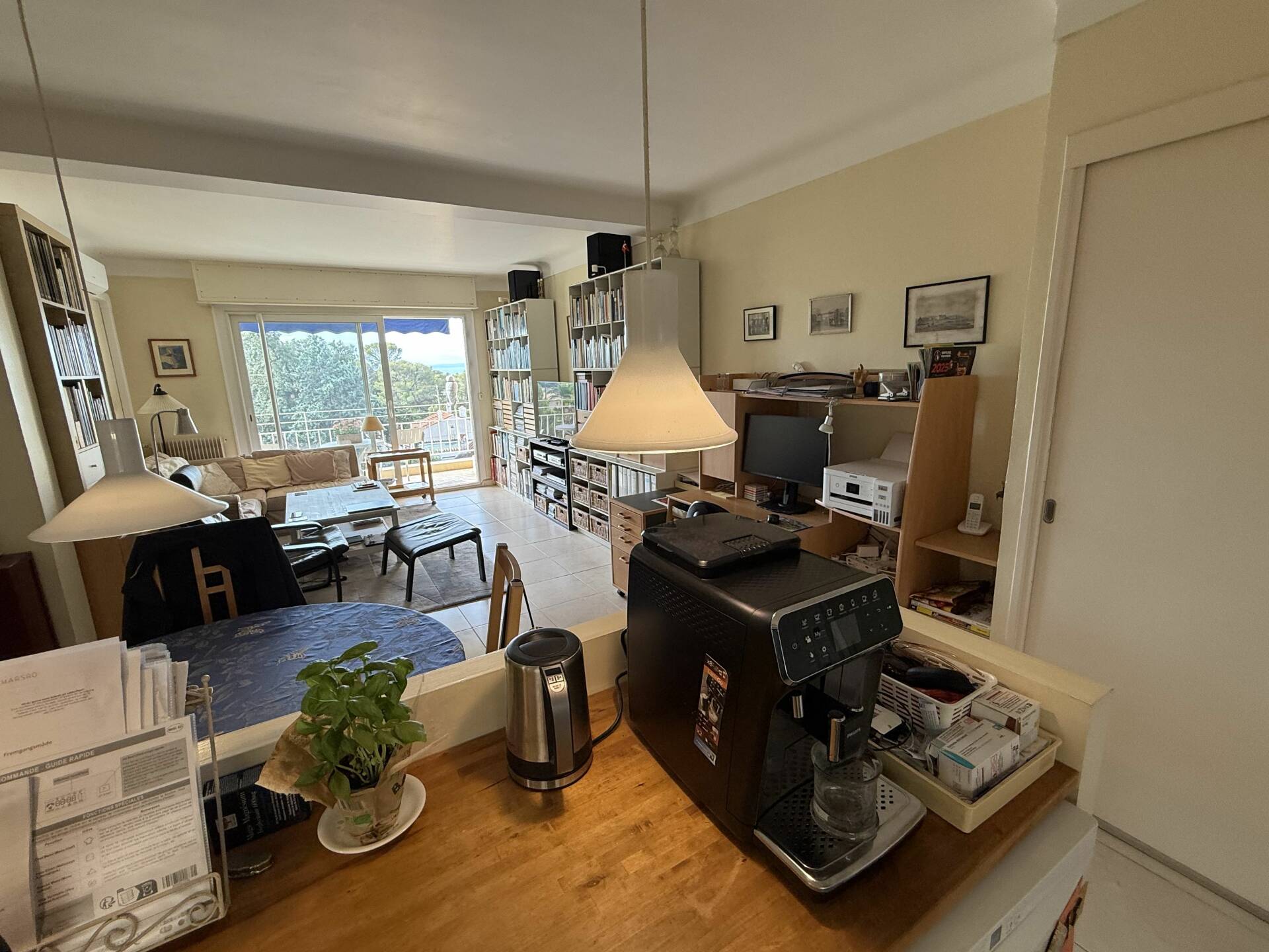 Appartement f3 Terrasse Vue Dégagée Proche Centre Ville St Raphael Viager occupé Mr 91 ans et Mme 82 ans