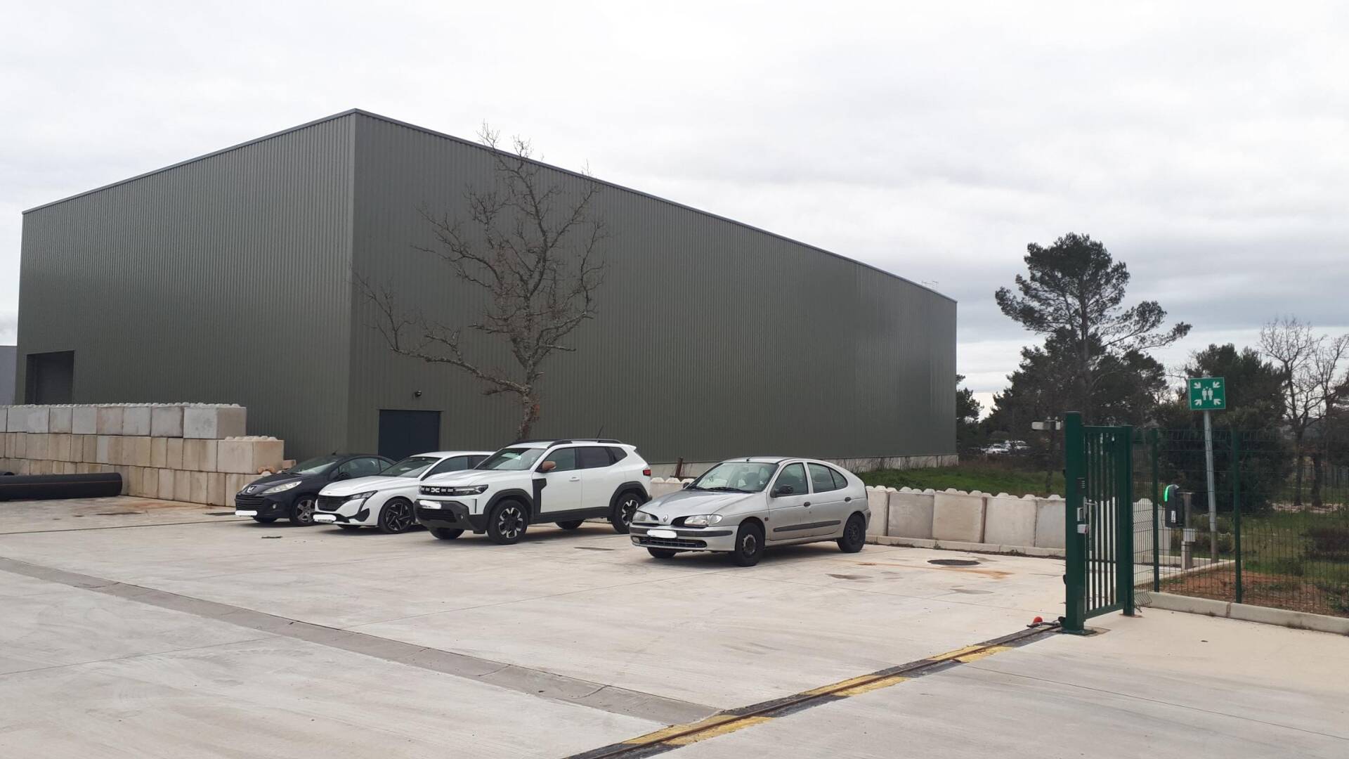 Entrepôts de 900 à 1500 m2 ZI de Signes.