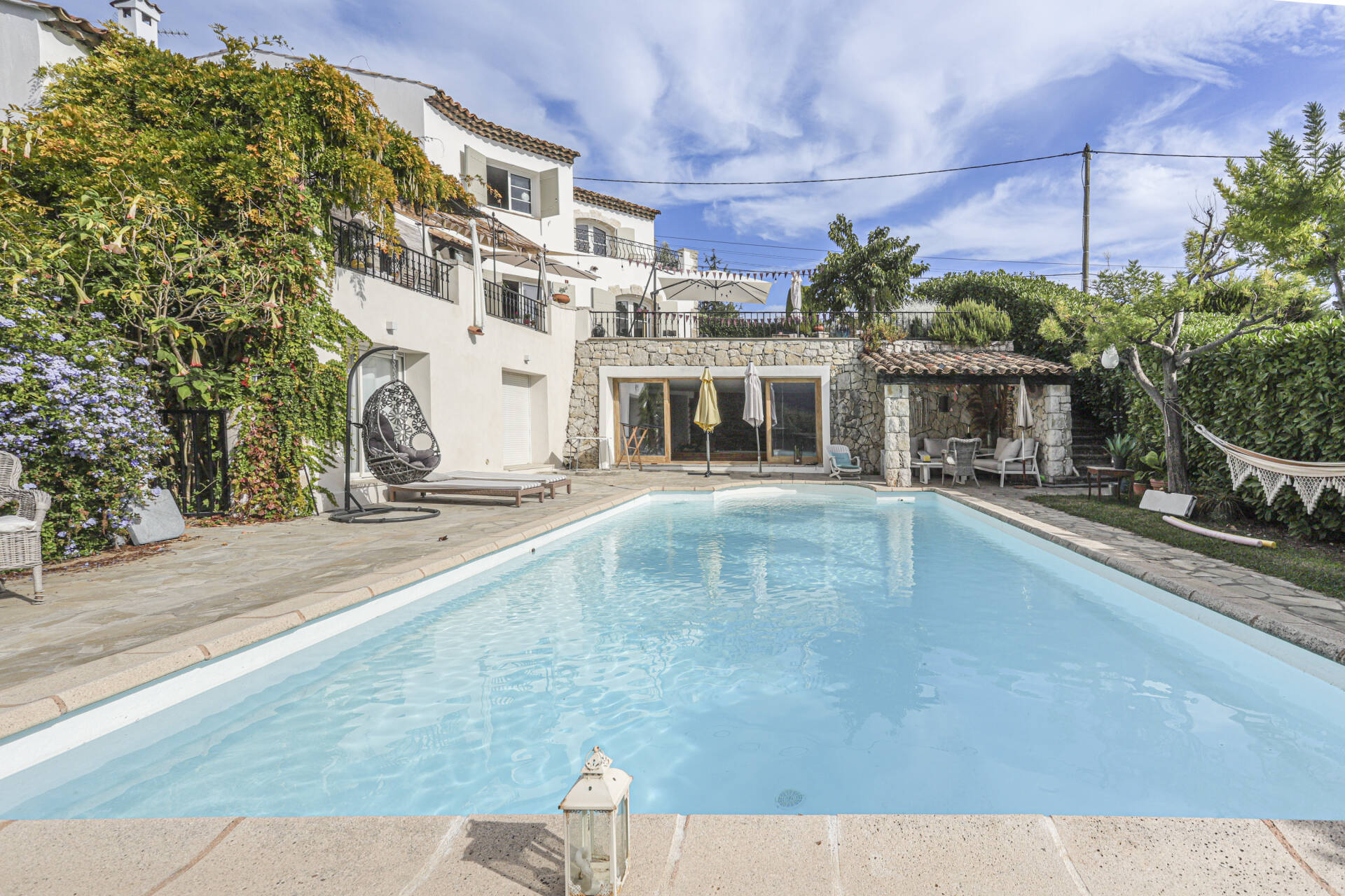 Maison  - 5 pièces  - 326.0 m2 -  1 380 000 € - À vendre 