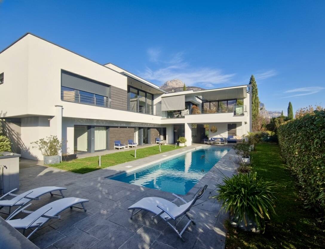 Propriété d'exception de 296 m² environ, au calme , vue sur la chaine de Belledonne.