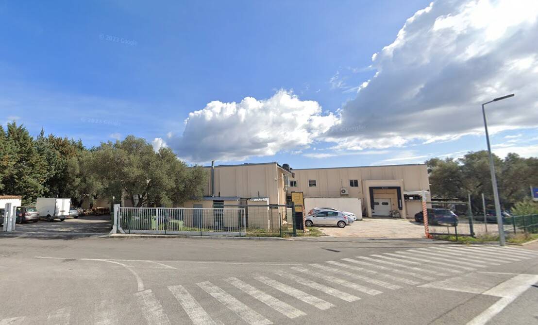 Local commercial  de 900 m2 sur 1900 m2 de terrain