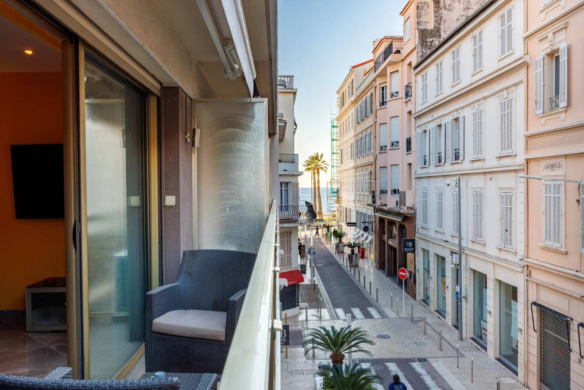 CANNES – CARRÉ D’OR – 3 PIÈCES – APERÇU MER