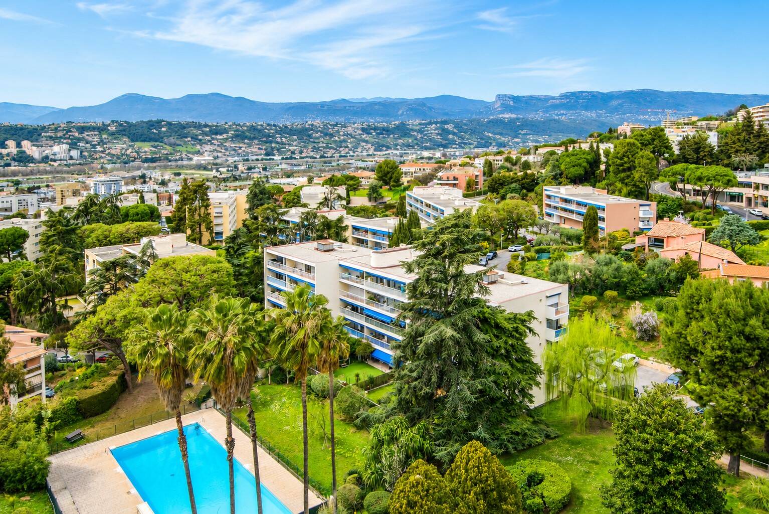 Appartement  - 4 pièces  - 81.01 m² -  409 000 € - À vendre 