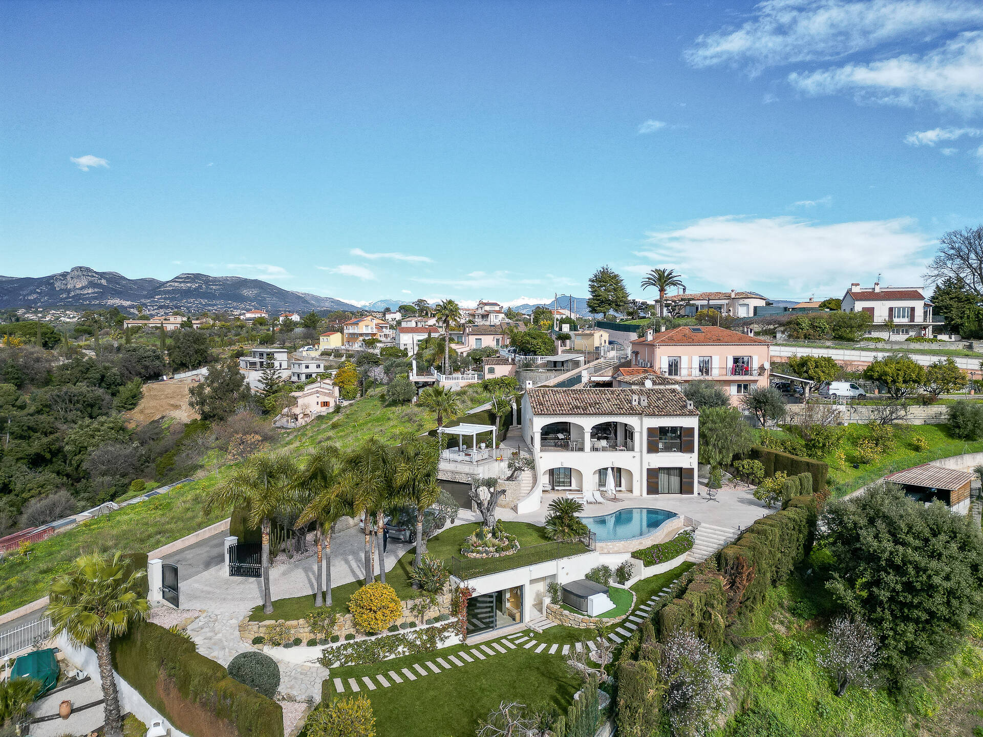 Maison  - 5 pièces  - 202.0 m2 -  1 950 000 € - À vendre 