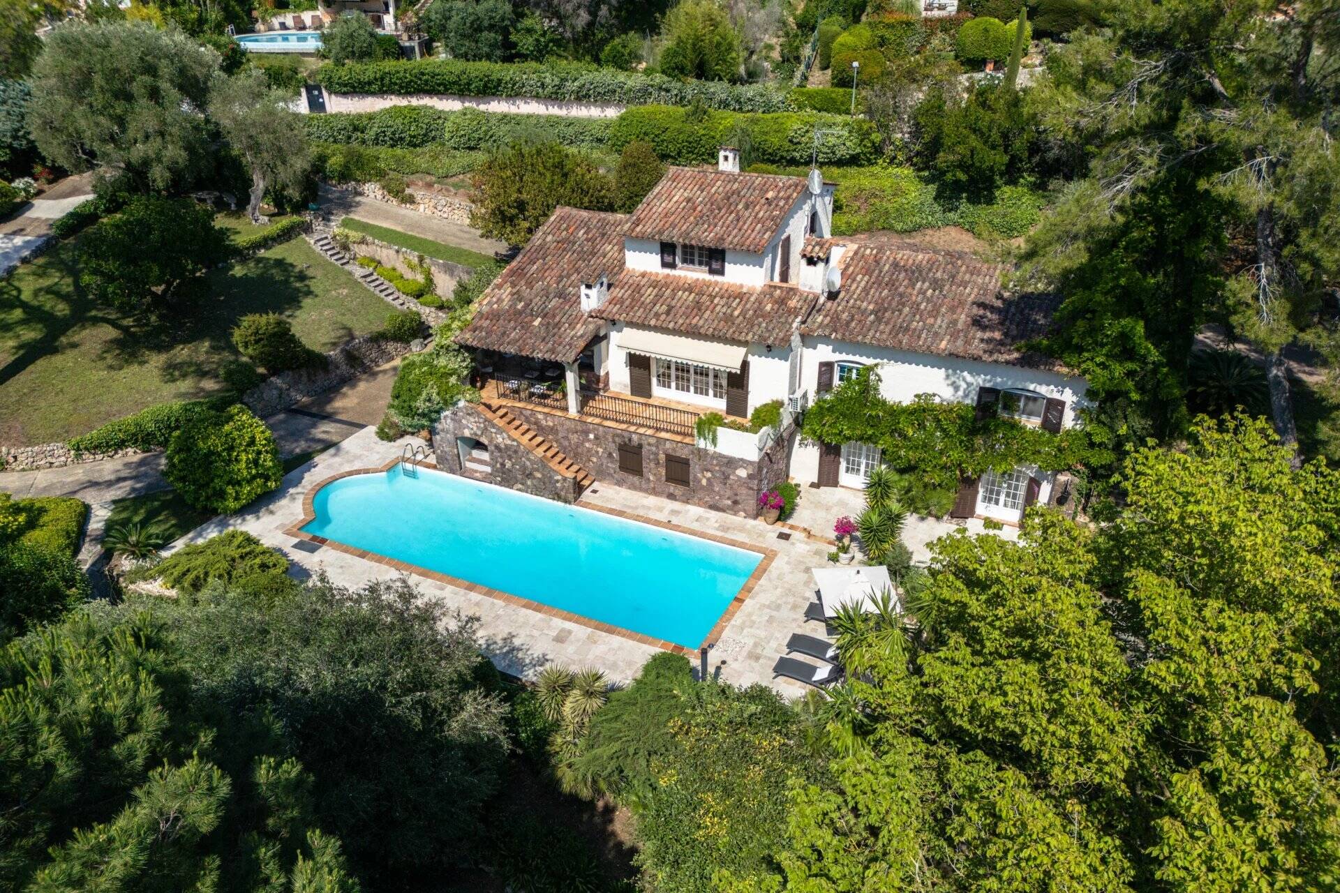 Mandelieu-la-Napoule – Quartier Minelle – Élégante villa provençale avec piscine sur un terrain paysager de 3 500 m²