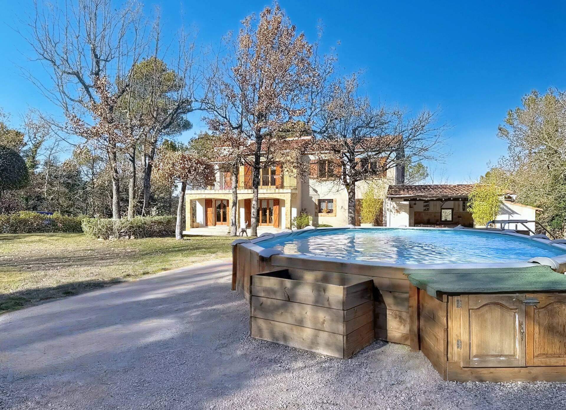 Havre de Paix entre Rougiers et Saint-Maximin : L'Art de Vivre Provençal avec vue sur les collines enneigées