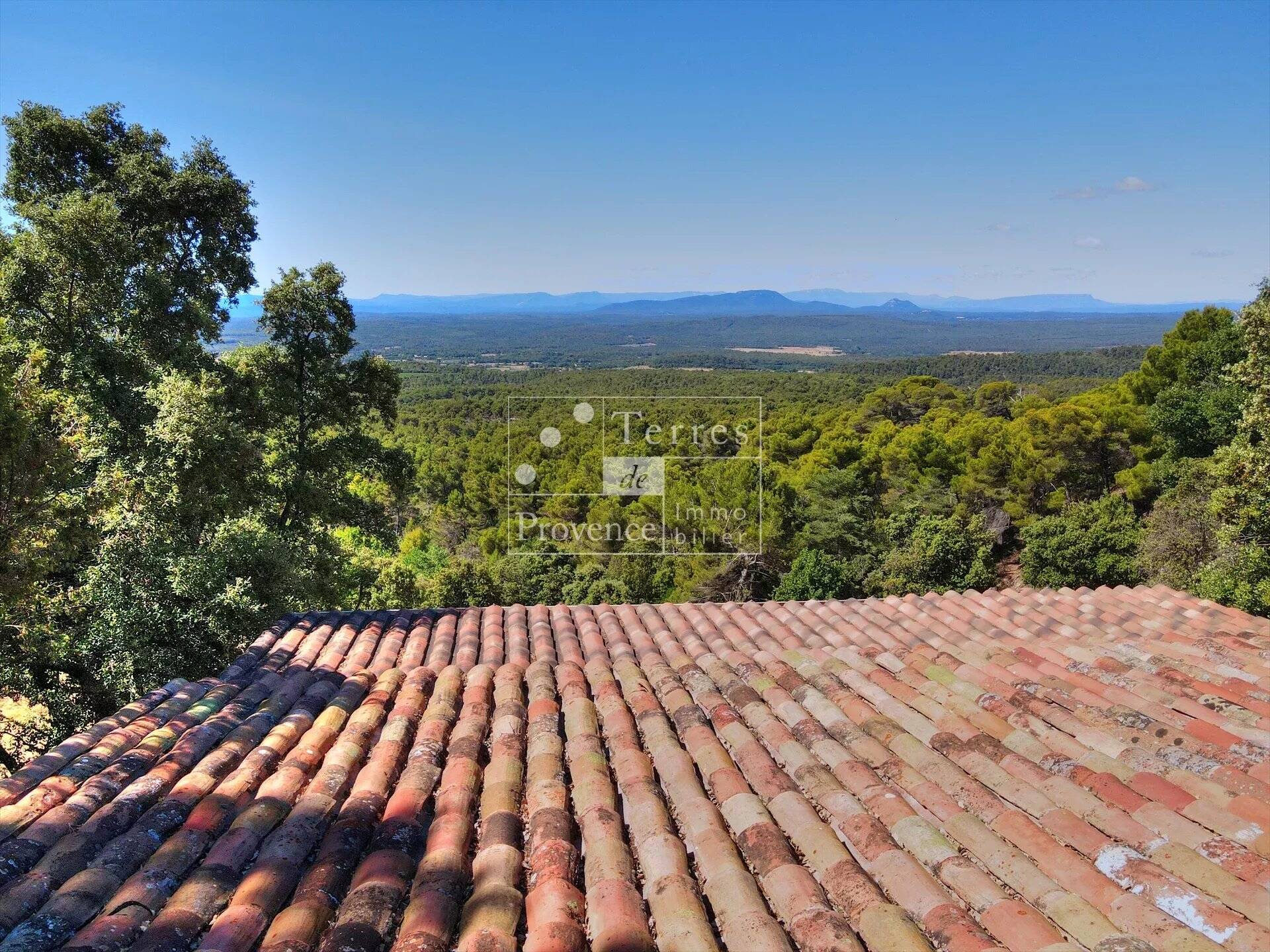 Aups, jolie maison en campagne avec vue panoramique
