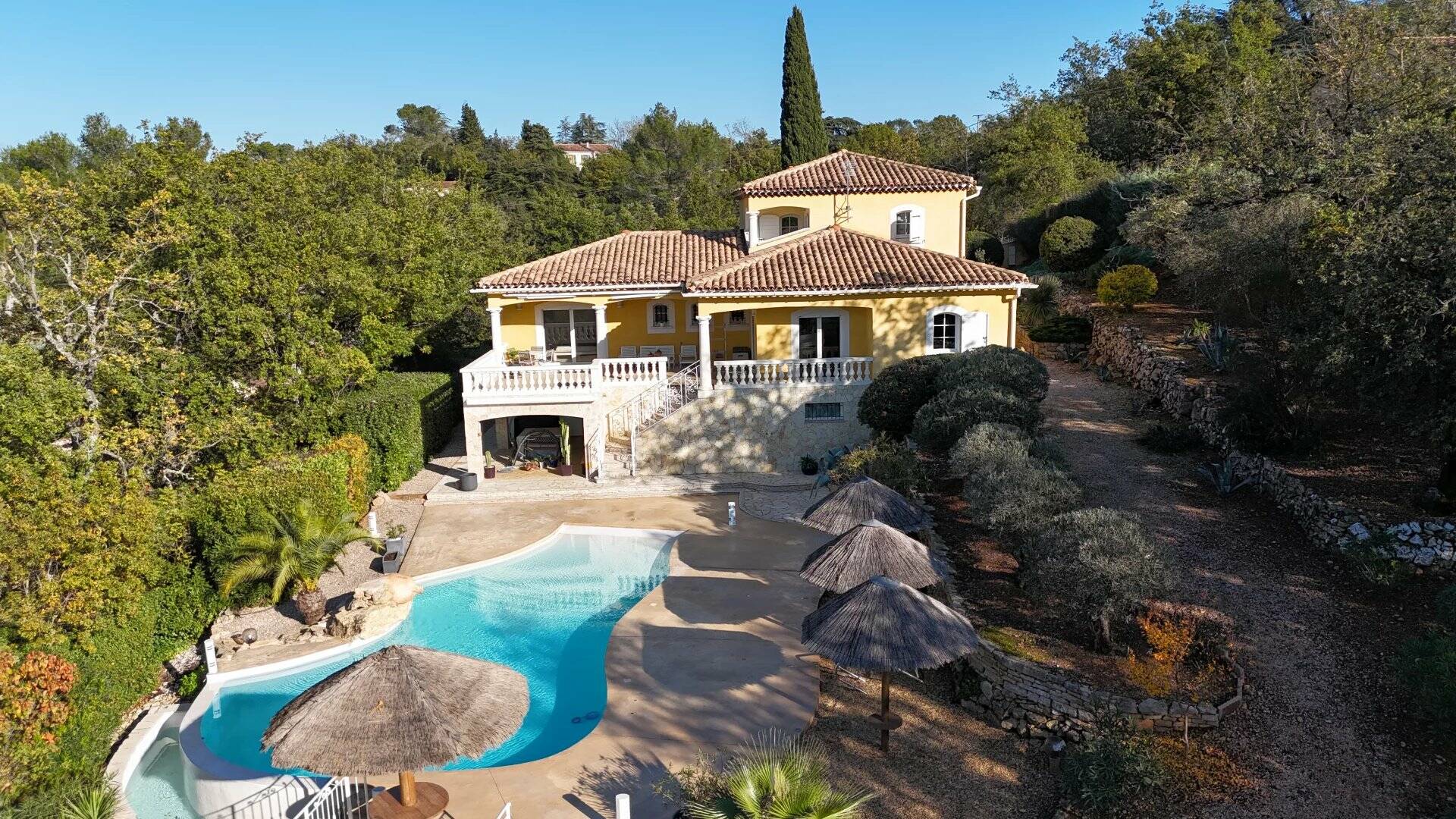 Villa 4 chambres avec appartement indépendant,  vue panoramique, matériaux de qualité