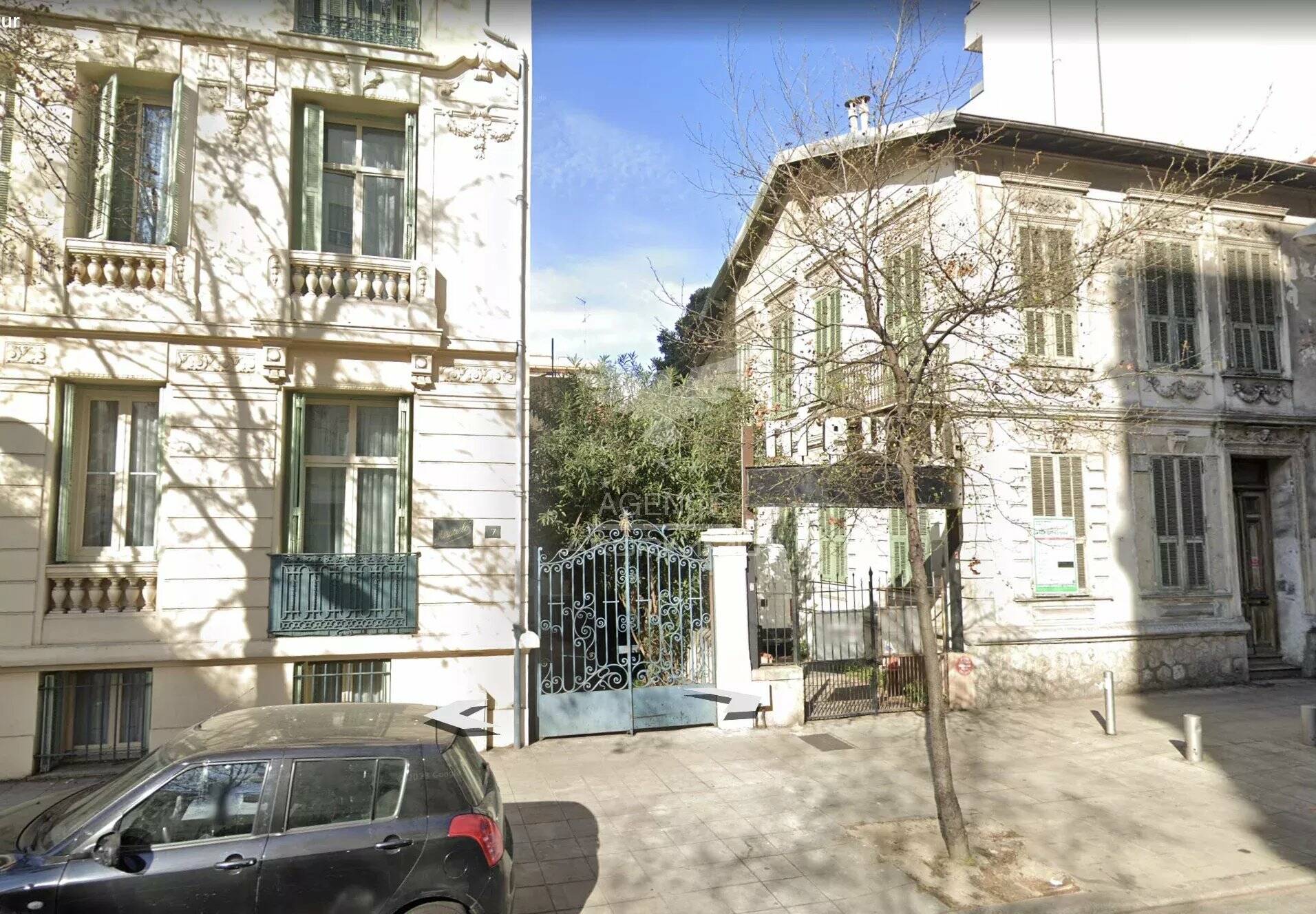 Maison  - Maison de ville  - 6 pièces  - 272.0 m2 -  1 050 000 € - À vendre 