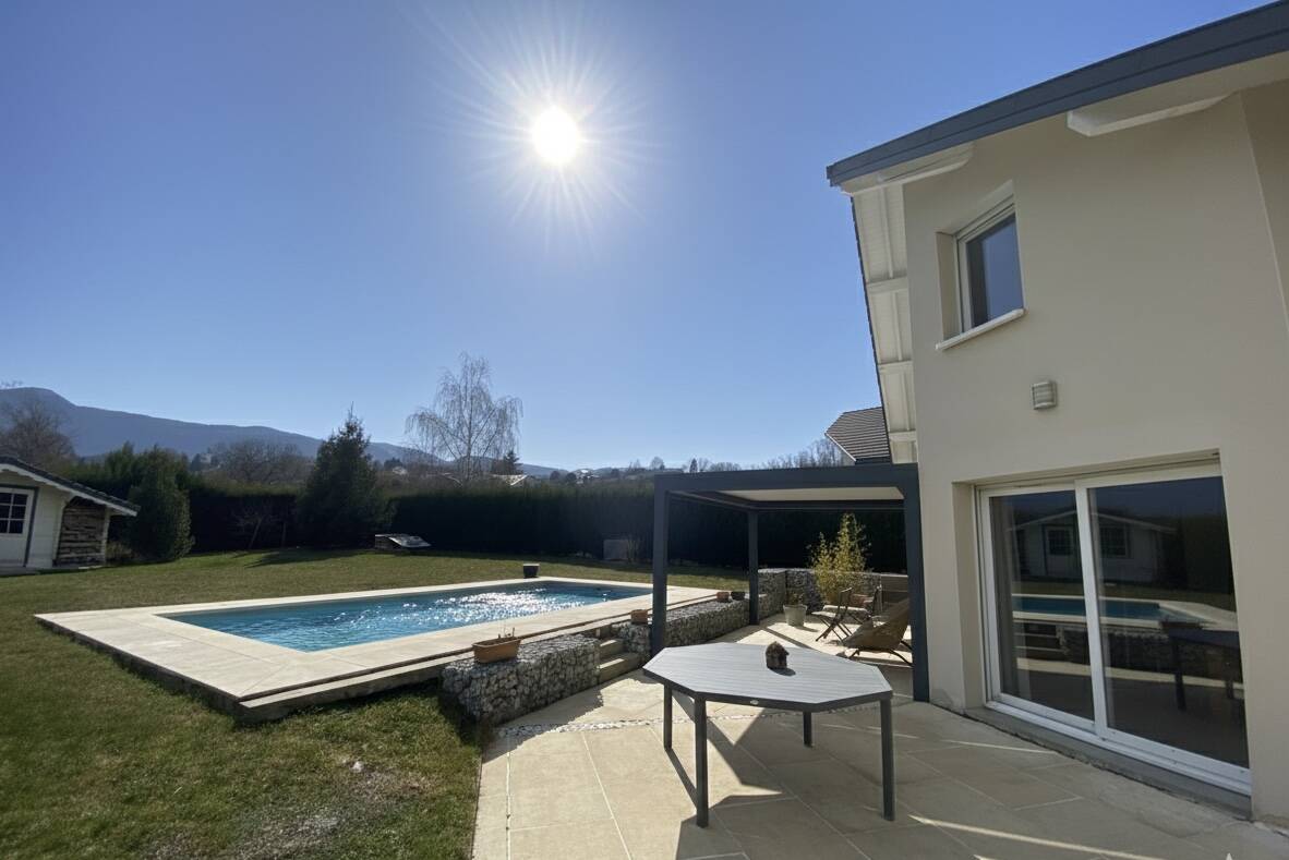 VIMINES, Maison récente avec vue dégagée, piscine et fort potentiel.