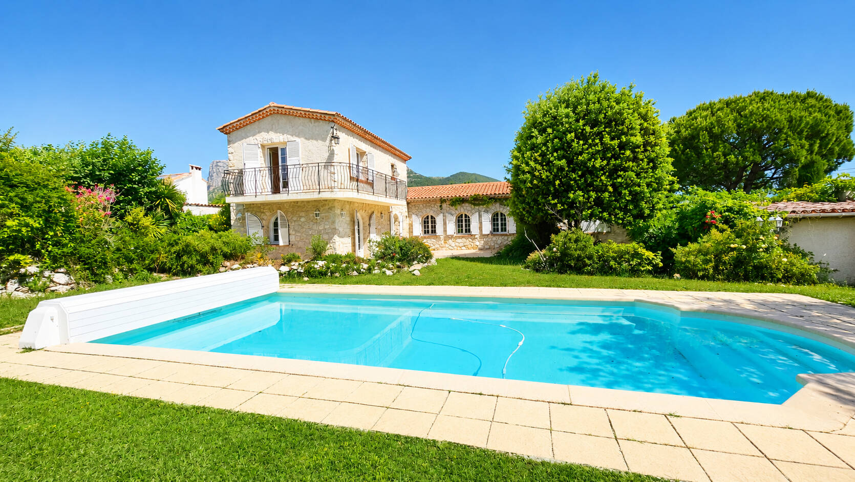 Maison  - 7 pièces  - 260.0 m² -  980 000 € - À vendre 