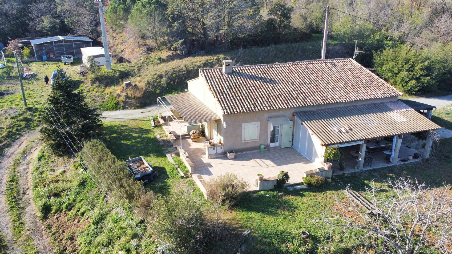 A vendre villa avec terrain à Roquebrune sur argens.
