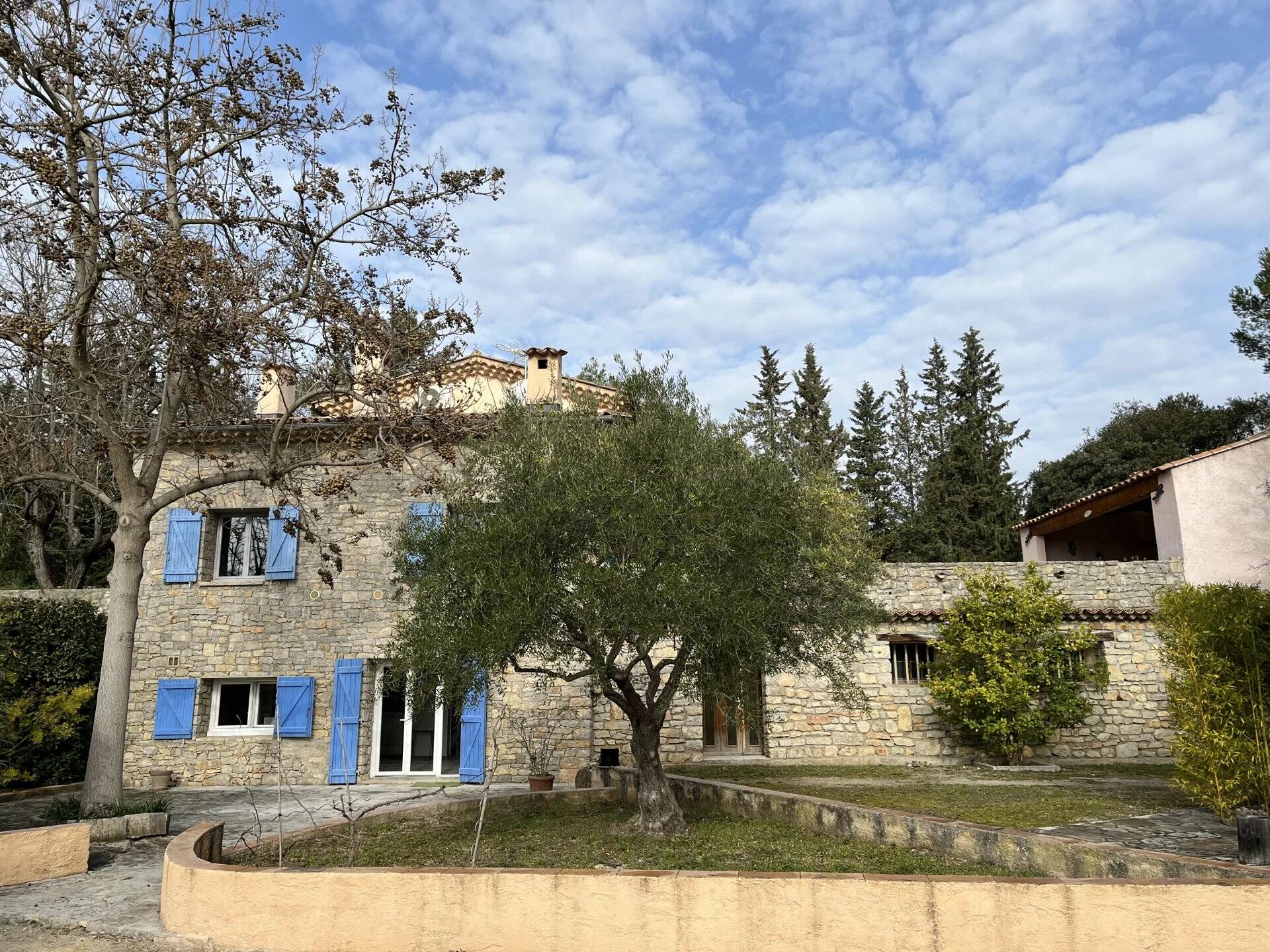 SUPERBE VUE POUR CE MAS RENOVE AVEC PISCINE