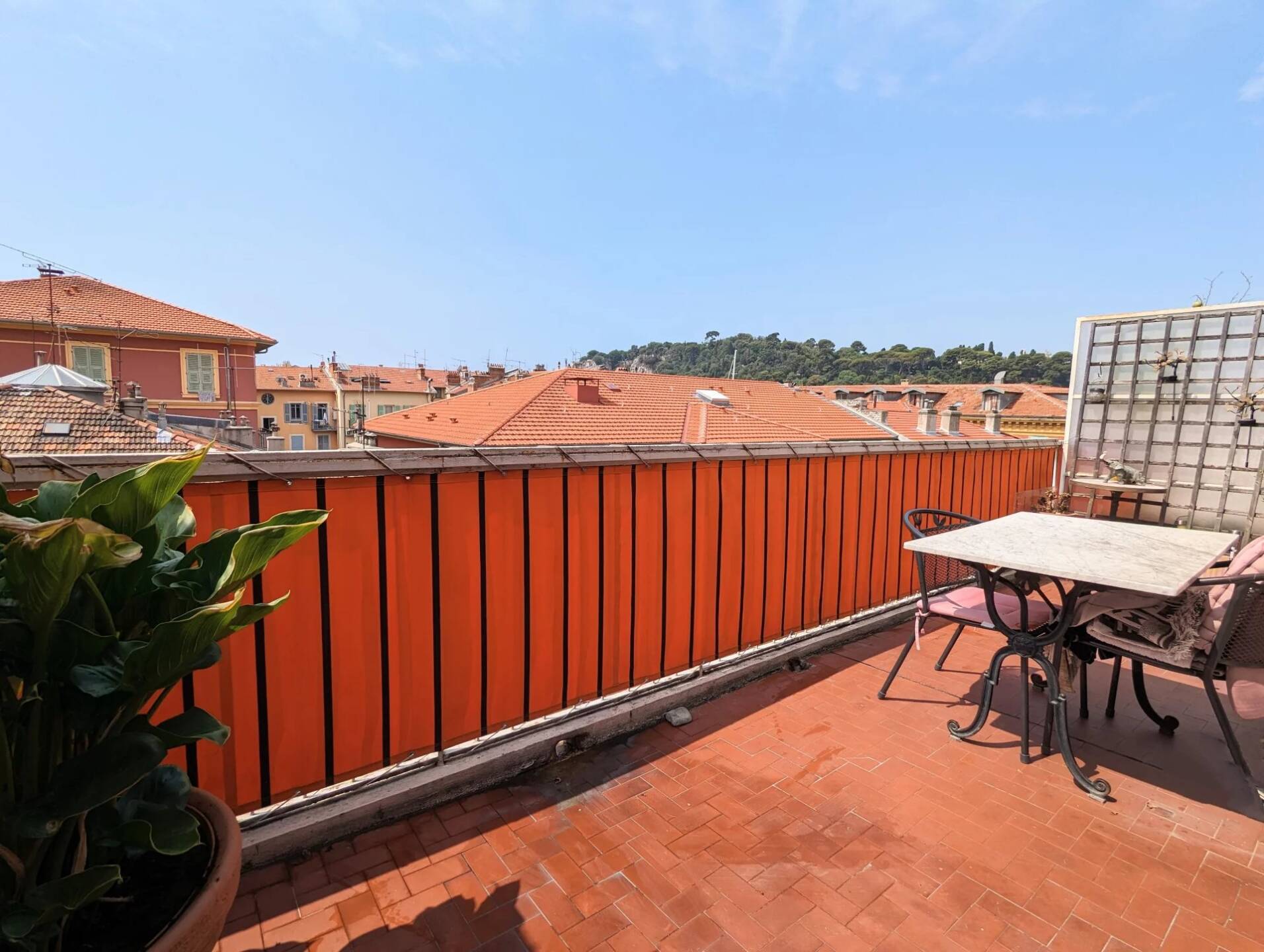 NICE - LE PORT - Appartement 2 pièces avec grande terrasse à ciel ouvert plein sud