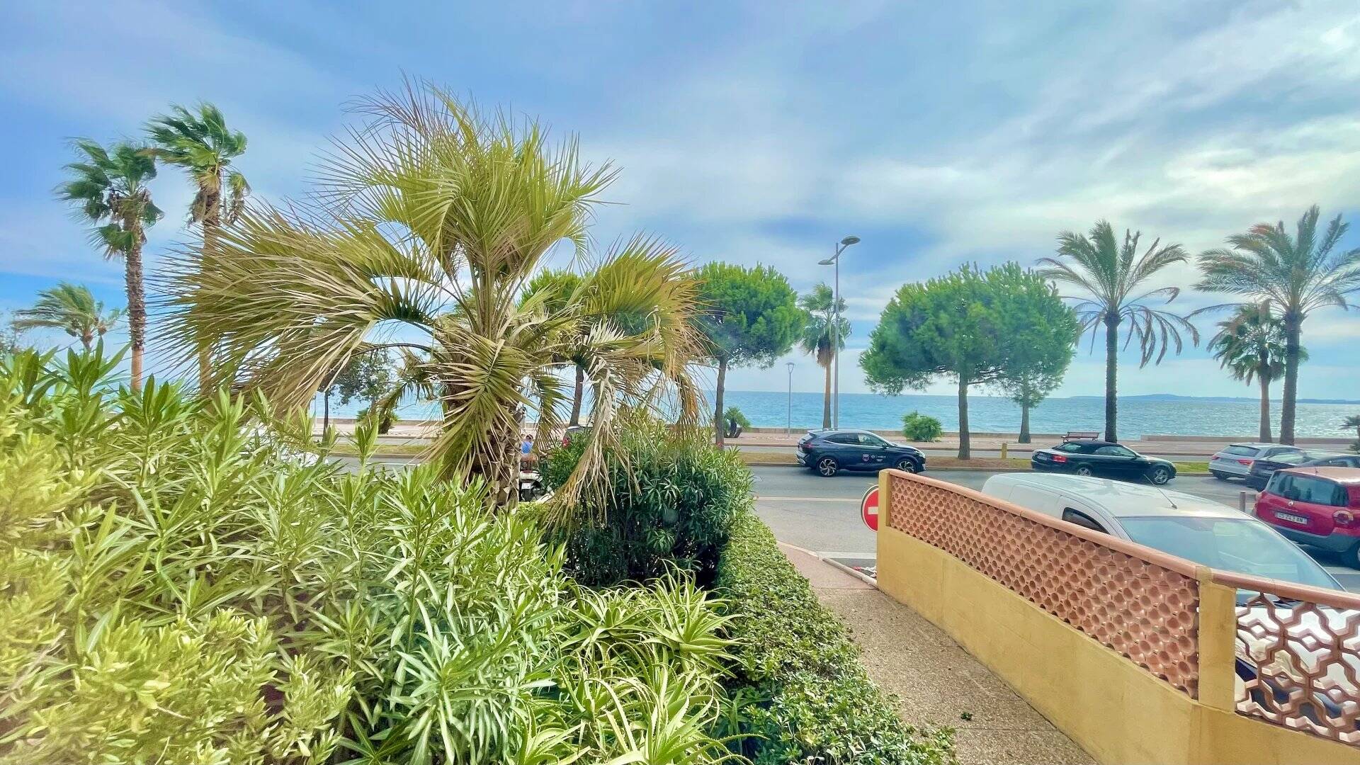 Cros de Cagnes - Spacieux studio front de Mer + Possibilité garage en sus.