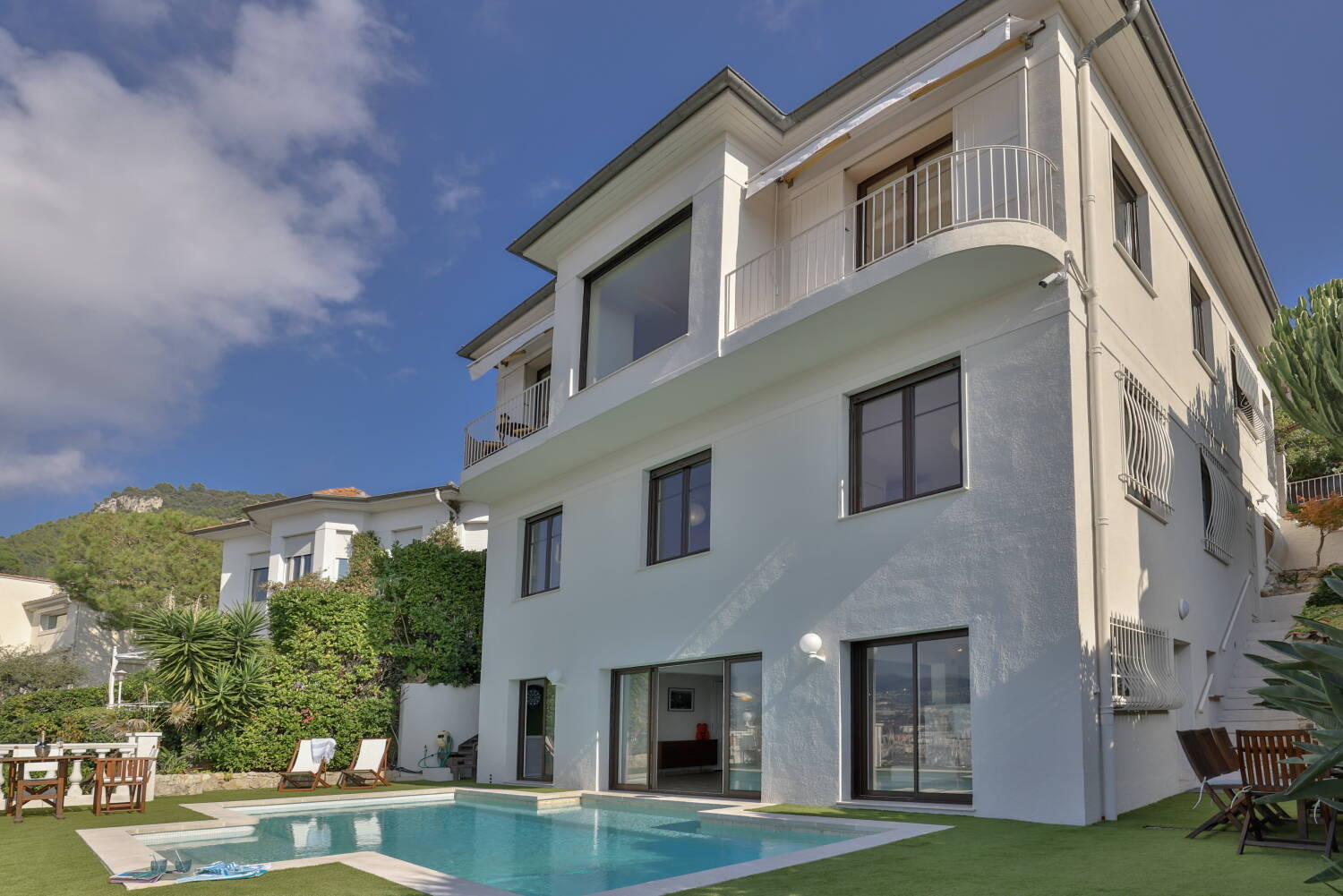 Maison  - 7 pièces  - 261.3 m² -  2 395 000 € - À vendre 