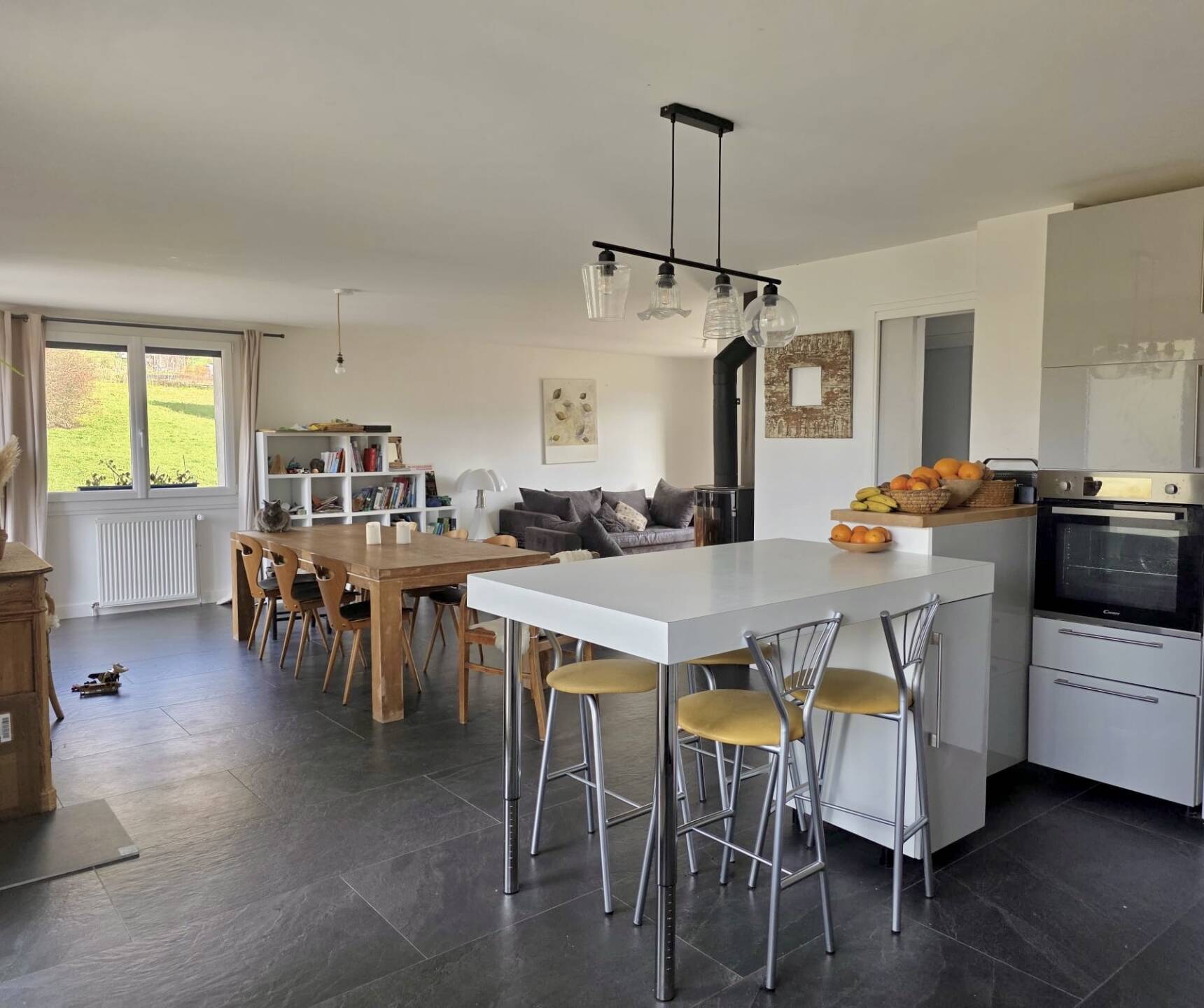 Très belle rénovation où le charme opère.