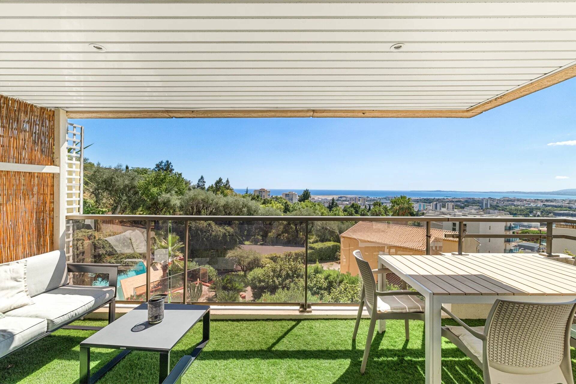 Nice Corniche Fleurie 3 pièces d’angle de 81 m², terrasse 41 m² et vue mer panoramique