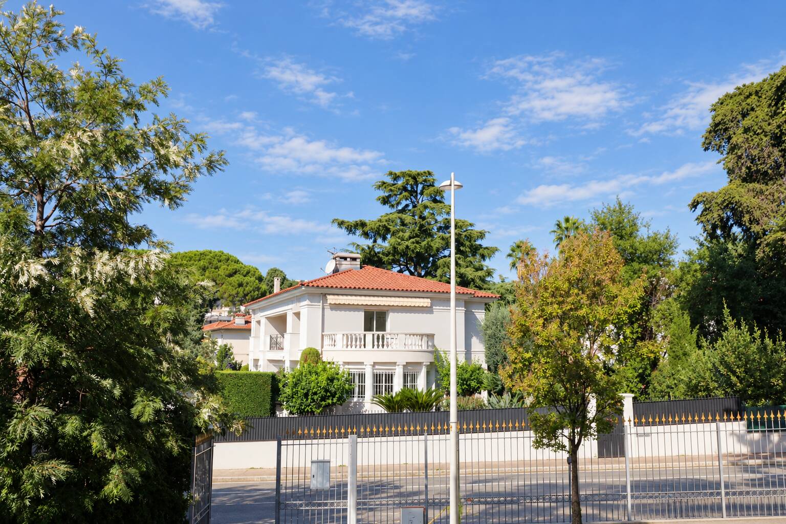 Maison  - Villa  - 8 pièces  - 220.0 m² -  2 390 000 € - À vendre 